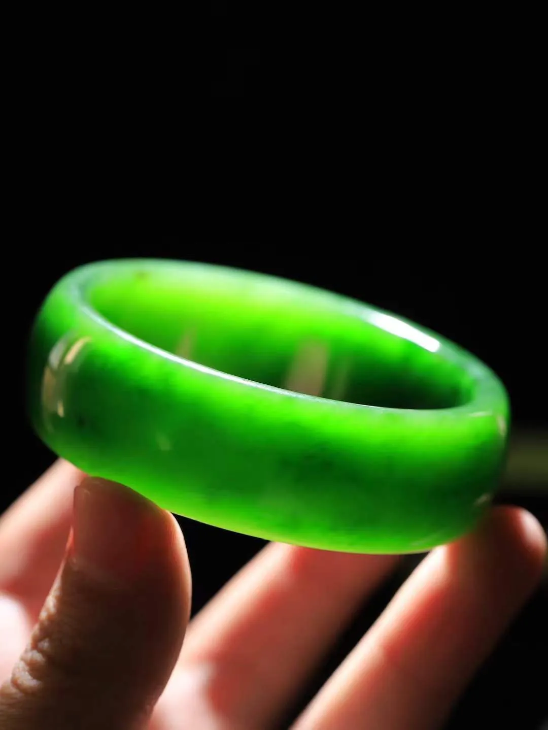 （温柔雅致.手镯）

收藏传家级臻品️和田玉碧玉手镯。镯型饱满，温润细腻，脂润沁香。️执一卷书，沏一盏茶，着一袭裙，戴一只镯。淡淡浅笺，素心若兰，静赏玉中诗画。悠悠岁月，芊手轻摘，盛满诗样芳华。重84.6克   尺寸58.5-21.3-7.4mm    FDA-321201600