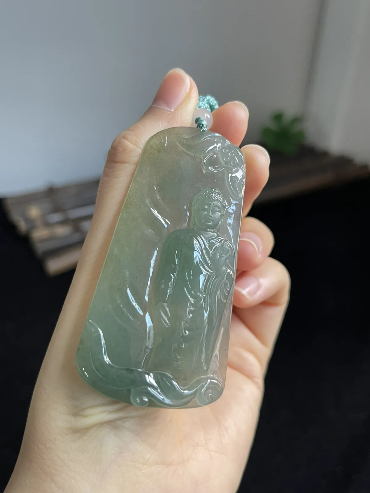 翡翠冰糯种浅绿色吊坠，配珠未测