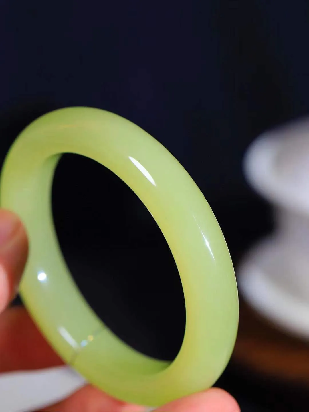 【诗情画意.手镯】

精品和田玉黄口手镯   细腻油脂,手感润滑。意韵飘渺，温雅细腻，工艺精湛，️氤氲诗意的美跃然于手腕之间，给人以出尘的风雅，优美脱俗，气质非凡。重57.66克 内径54.4mm尺寸12-9.8mm  221202600A