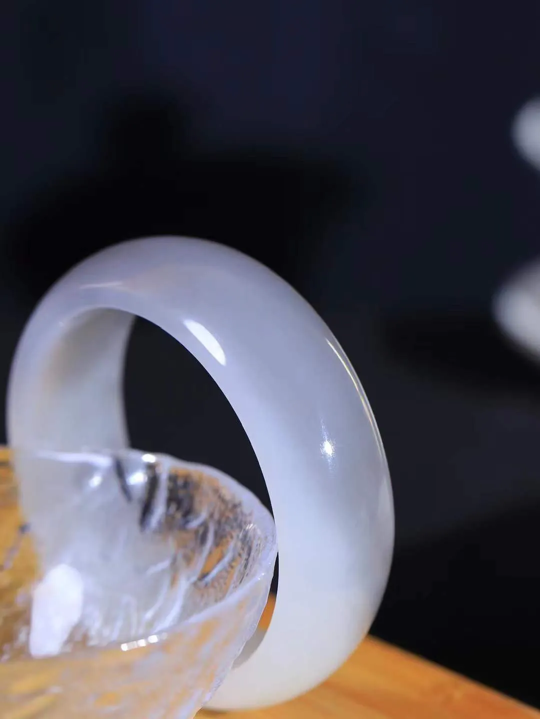 【情有独钟.手镯】

精品和田玉烟紫双色手镯 玉质温润细腻 油性十足 手感舒适，高华雅逸，线条流畅，简约大气，美自天成，素雅高贵。佩戴于腕间，婉约之美，举手投足间透出那低调奢华。重83.36克 内径57.6mm 尺寸20.5-8mm   FDT-791261695