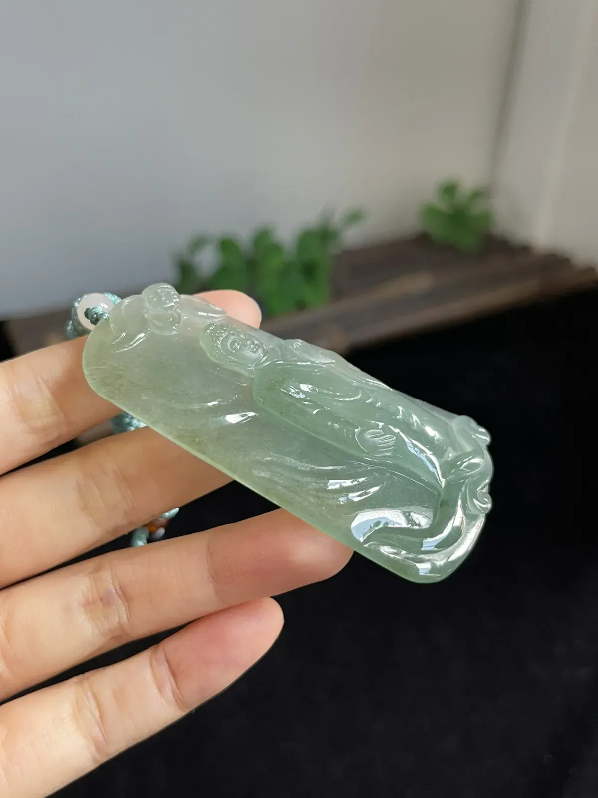 翡翠冰糯种浅绿色吊坠，配珠未测