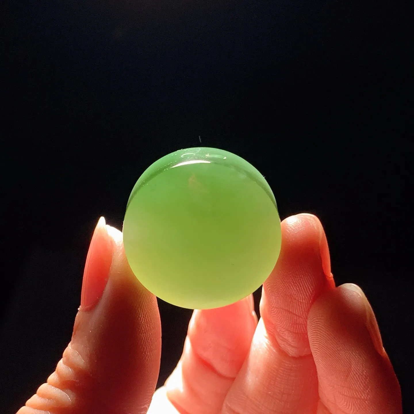 和田玉阳绿猫眼俄罗斯碧玉平安无事圆牌挂件。尺寸26/13重17.5克。玉质细腻油润。手推出油。佩戴高端典雅。lt251227