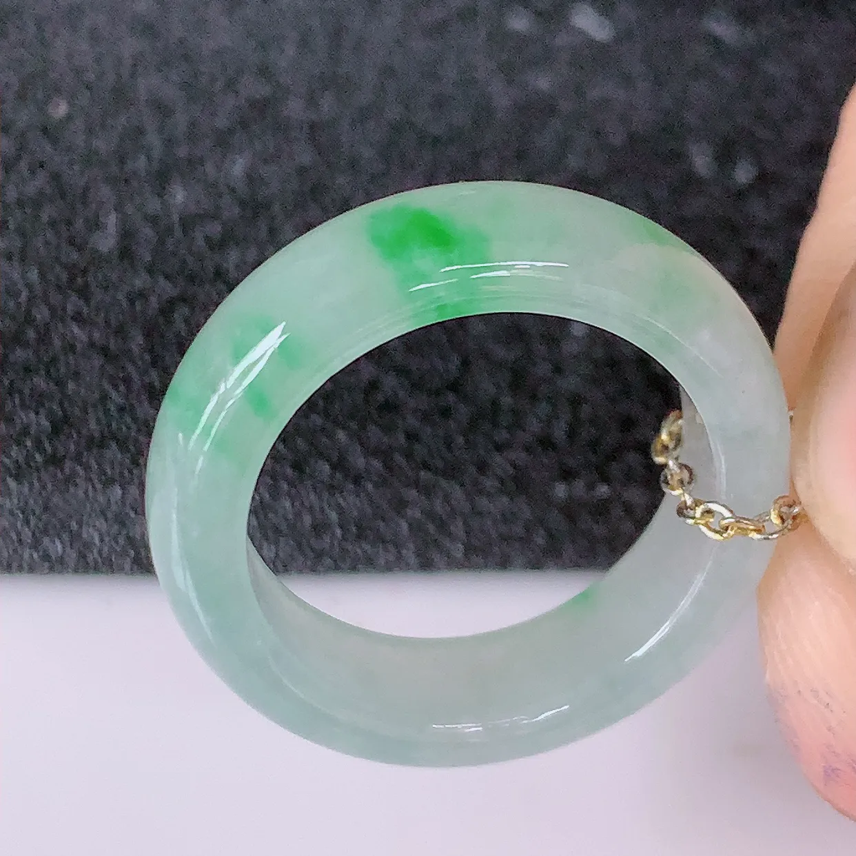 自然光实拍，16.6mm内径冰种飘绿翡翠指环，玉戒指，玉质莹润，好精美好冰润的指环， 13圈口，上手