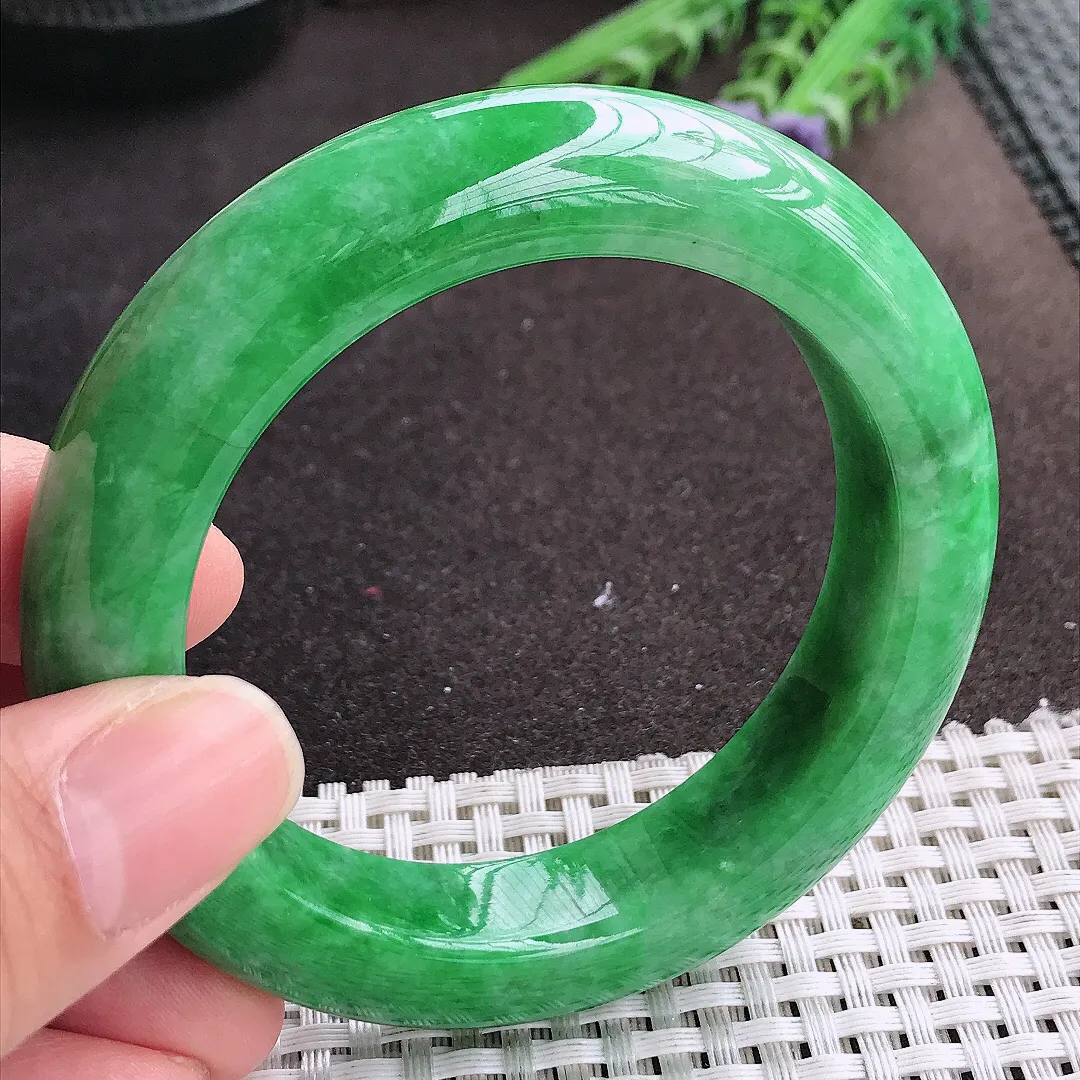 实拍A货翡翠55/13.6/10.7老坑精美温润满绿辣阳绿手镯宽边玉镯手环