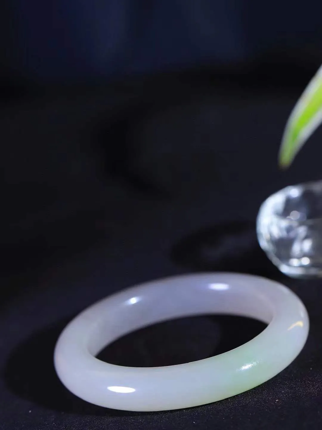 （一见倾心.手镯）

精品和田玉烟紫翠青双色手镯，玉质温润细腻 油性十足 手感舒适，高华雅逸，线条流畅，简约大气，美自天成，素雅高贵。佩戴于腕间，婉约之美，举手投足间透出那低调奢华。重71.53克  尺寸56.8-12.6-11mm  561252600A