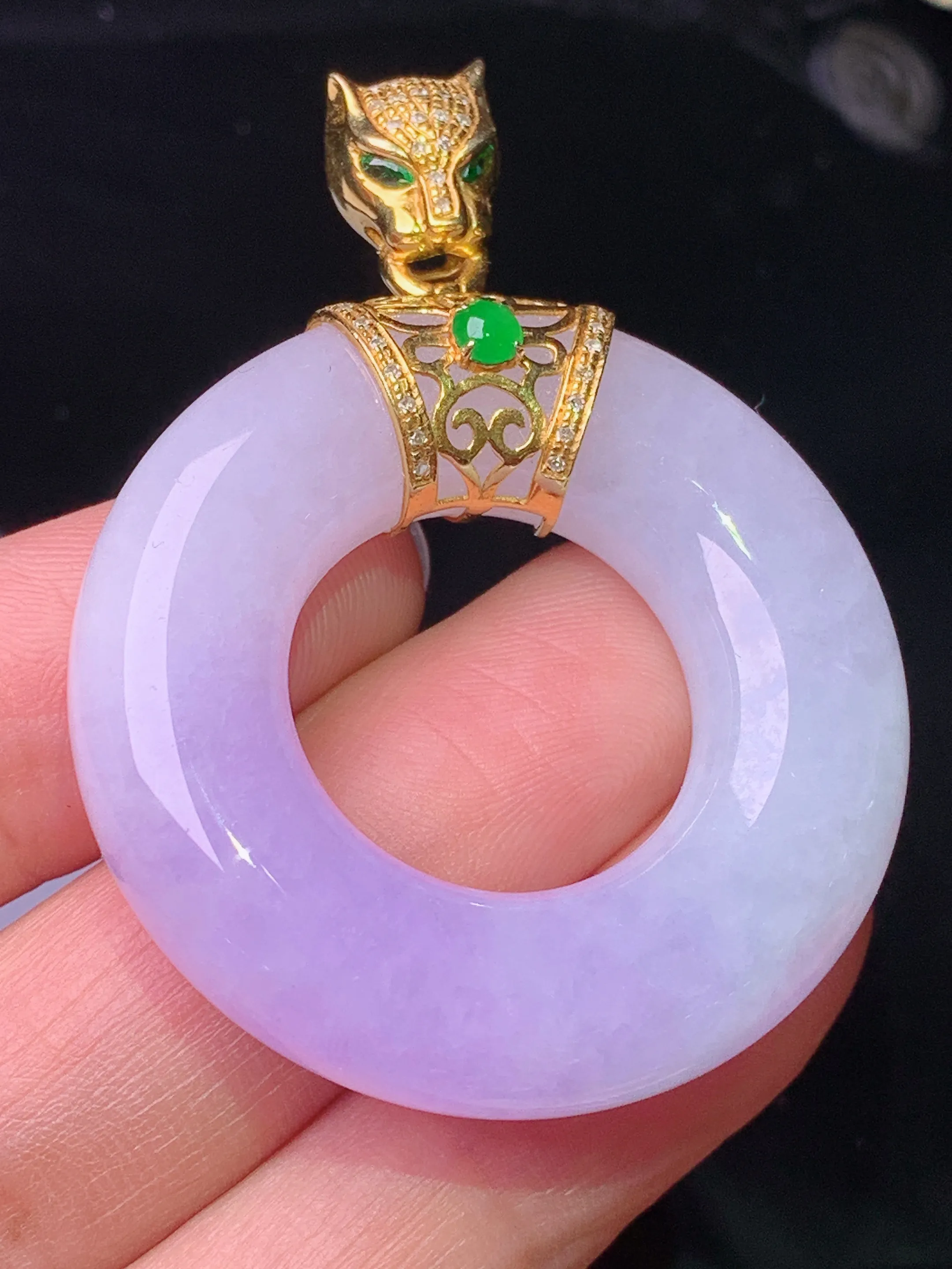 18k金镶嵌紫罗兰平安环吊坠 玉质细腻 色泽清新艳丽 整体尺寸49.2*36.7*8.6