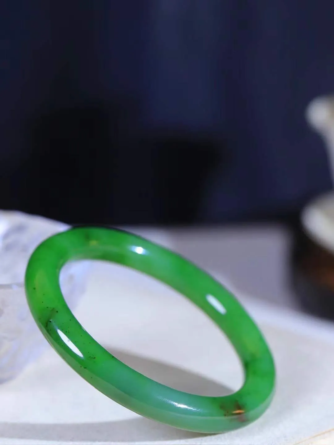 【碧色荡漾·手镯】

精品️和田玉碧玉圆条手镯，玉质细腻温润，手感舒适，️线条流畅，简约大气，美自天成，佩戴于腕间，婉约之美，举手投足间透出那份低调奢华，醉人心扉。重44.5克 内径圈口56.5mm尺寸9.2-9.4mm FDL-771202732