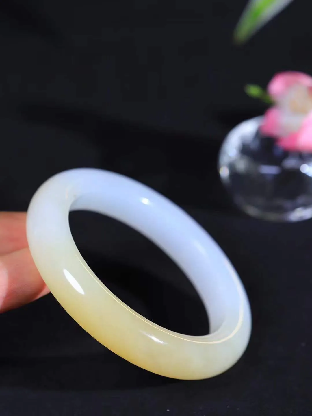 【一见钟情·手镯】

精品和田玉糖白玉手镯。镯型饱满，温润细腻，脂润沁香。️执一卷书，沏一盏茶，着一袭裙，戴一只镯。淡淡浅笺，素心若兰，静赏玉中诗画。悠悠岁月，芊手轻摘，盛满诗样芳华。
重60.98克   内径圈口54.5mm 尺寸12.3-9.6mm  FDT-721261641