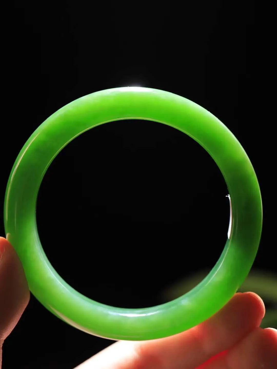 【温润如心.镯】

精品️和田玉碧玉手镯，精选上等碧玉料，色泽清透，质地细腻。佩戴它，感受千年玉文化的温润与优雅，愿它为您带来平安与幸福。重58克  尺寸60-11-9.5mm  101201611A