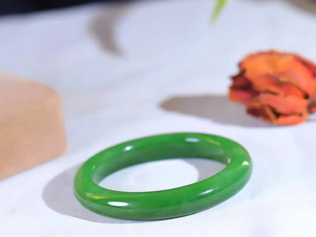 【碧波流转·手镯】

精品和田玉碧玉手镯，玉质细腻温润，手感舒适，️线条流畅，简约大气，美自天成，佩戴于腕间，婉约之美，举手投足间透出那份低调奢华，醉人心扉。
重51克 内径圈口56mm尺寸11-9mm  FDA-131201608