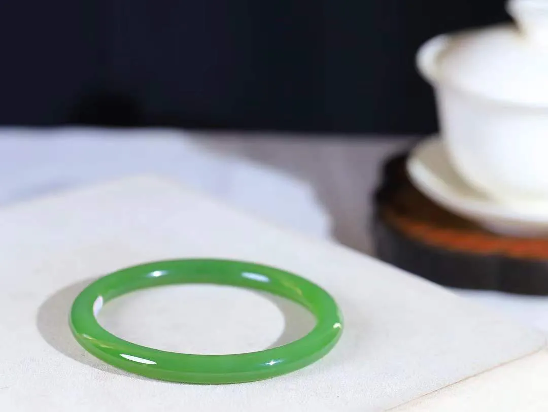 【碧波流转·手镯】

精品️和田玉碧玉猫眼手镯，玉质细腻温润，手感舒适，️线条流畅，简约大气