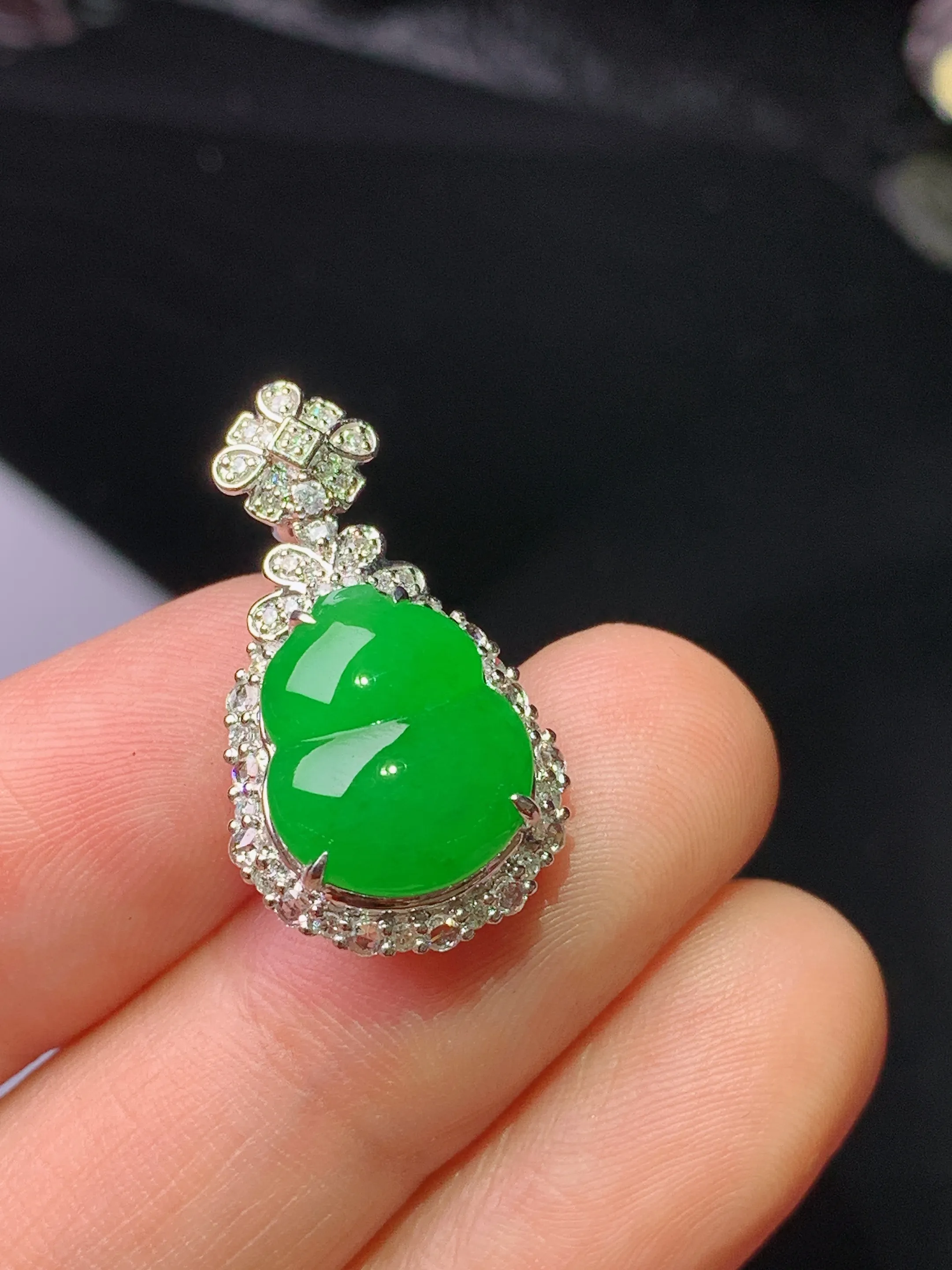 18k金钻镶嵌满绿葫芦吊坠 玉质细腻 色泽清新艳丽 整体尺寸24.2*13.6*9.2