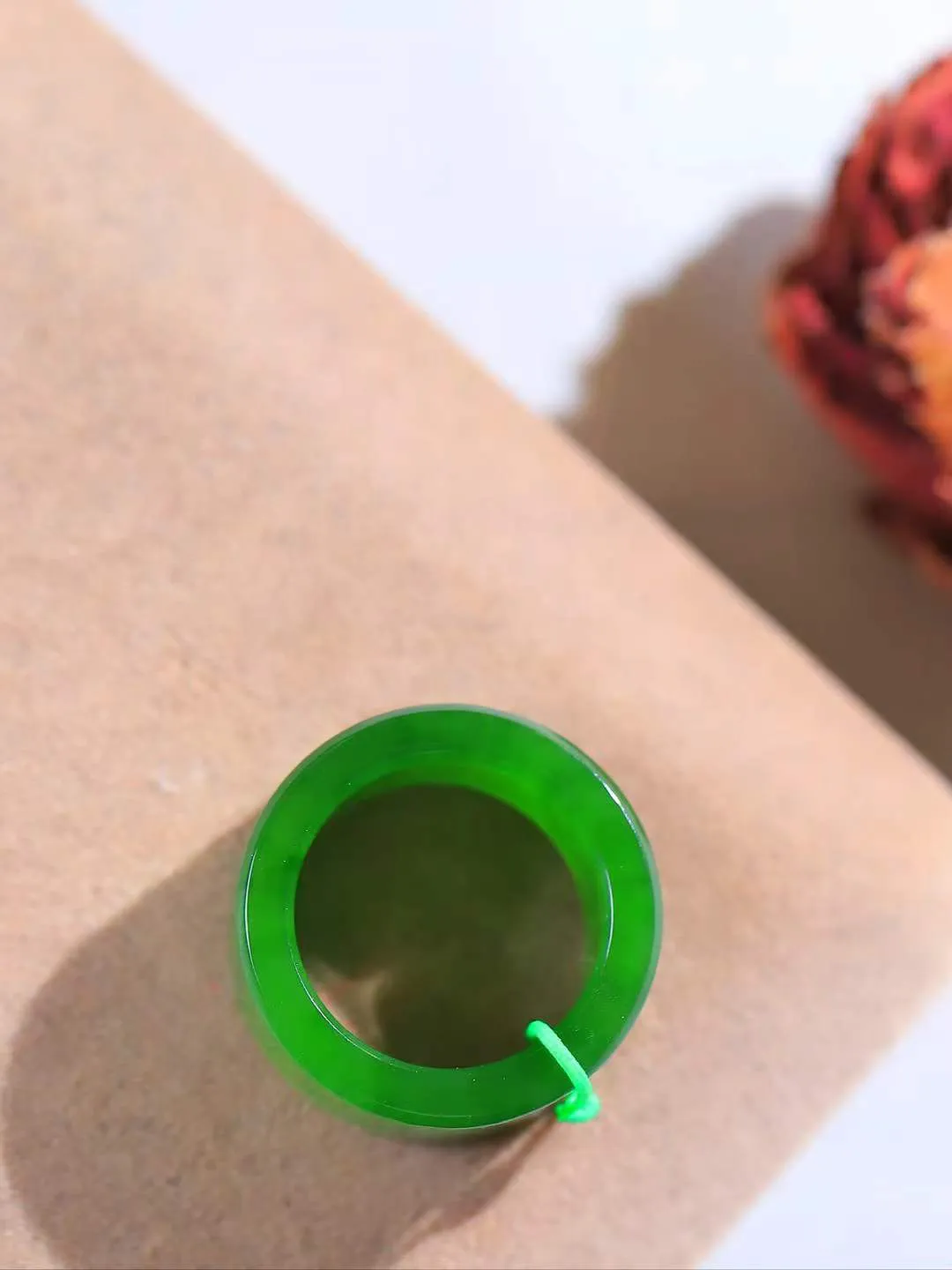 【古韵·扳指】

精品和田玉碧玉扳指，玉质温润，油润感十足， 整器古韵生辉。优雅高贵。运筹帷幄于掌中，决胜于千里之外。重8.2克 内径圈口17.6mm 尺寸12-3.5mm   FDA-361201642