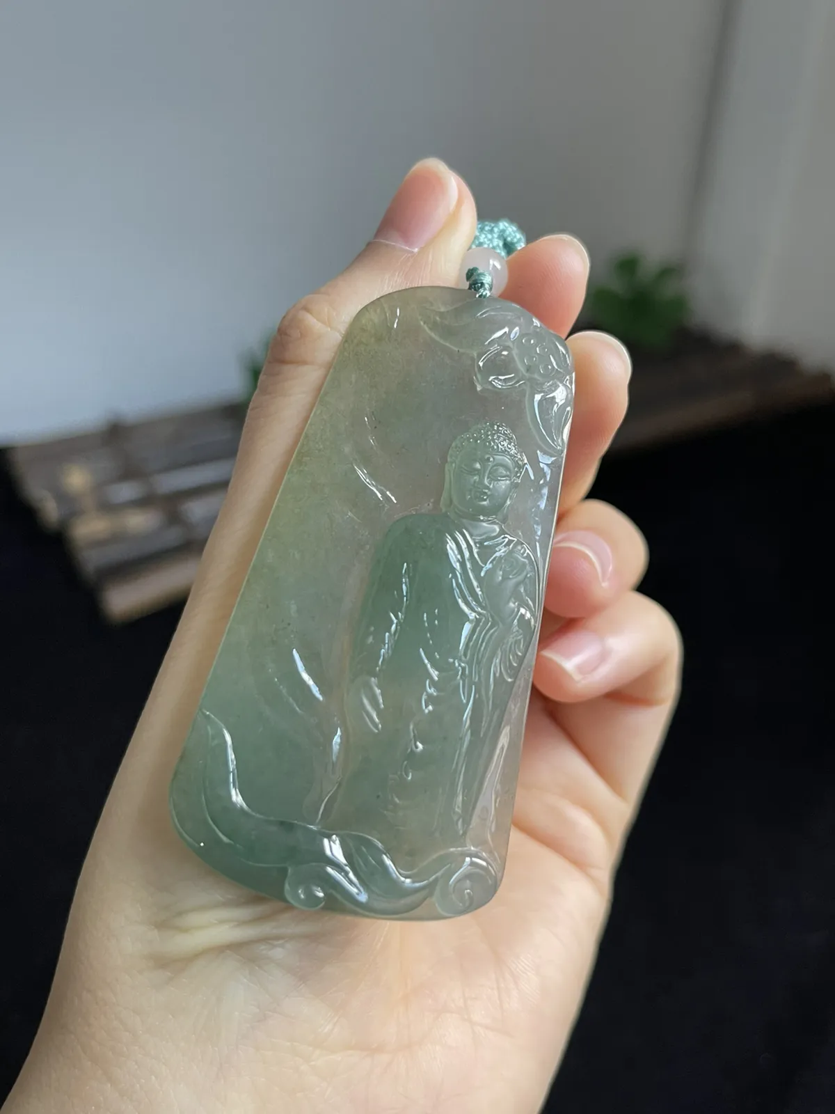 翡翠冰糯种浅绿色吊坠，配珠未测