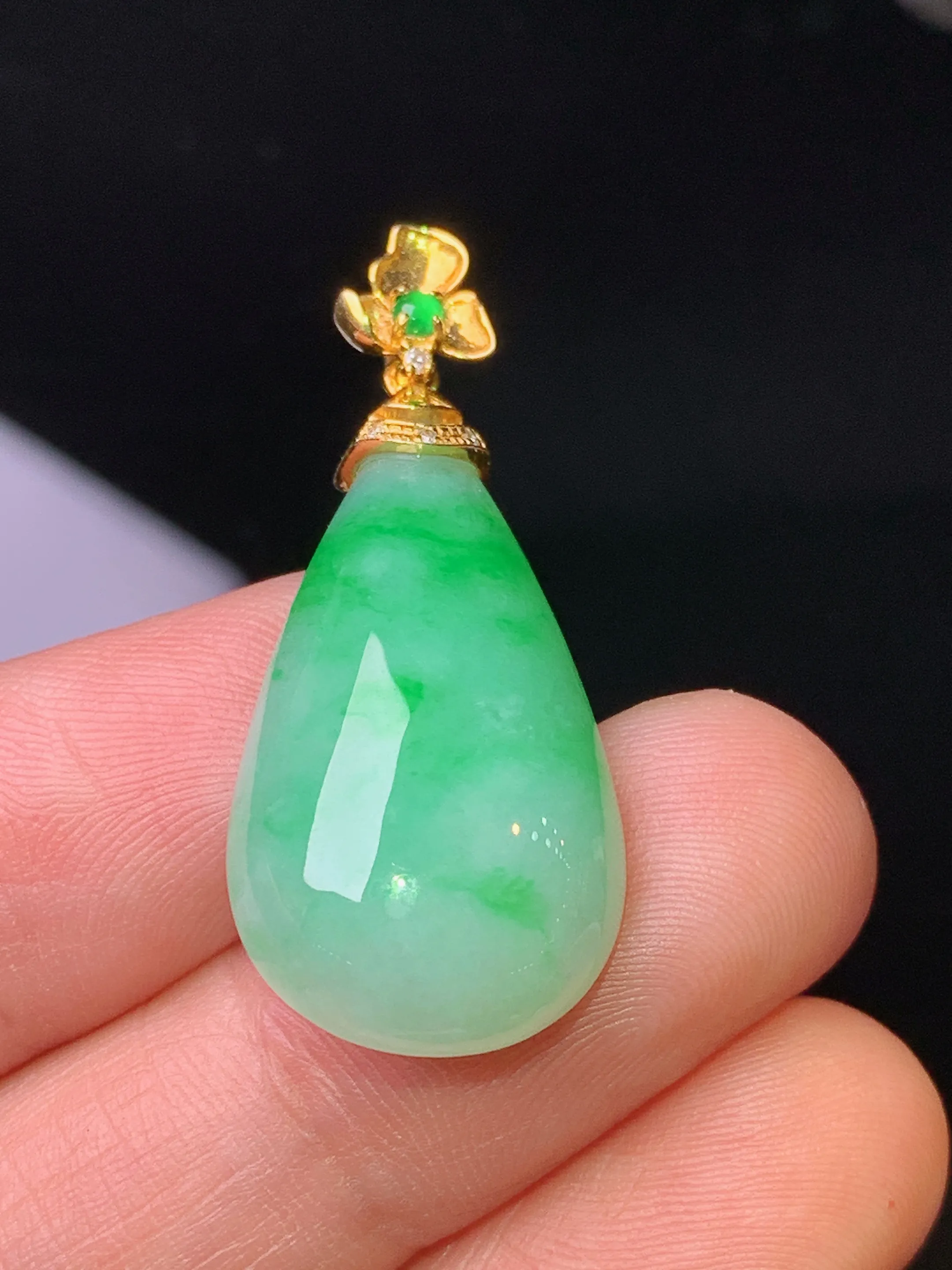 18k金镶嵌翠绿水滴吊坠 玉质细腻 色泽清新艳丽 整体尺寸35*14.5*6.2