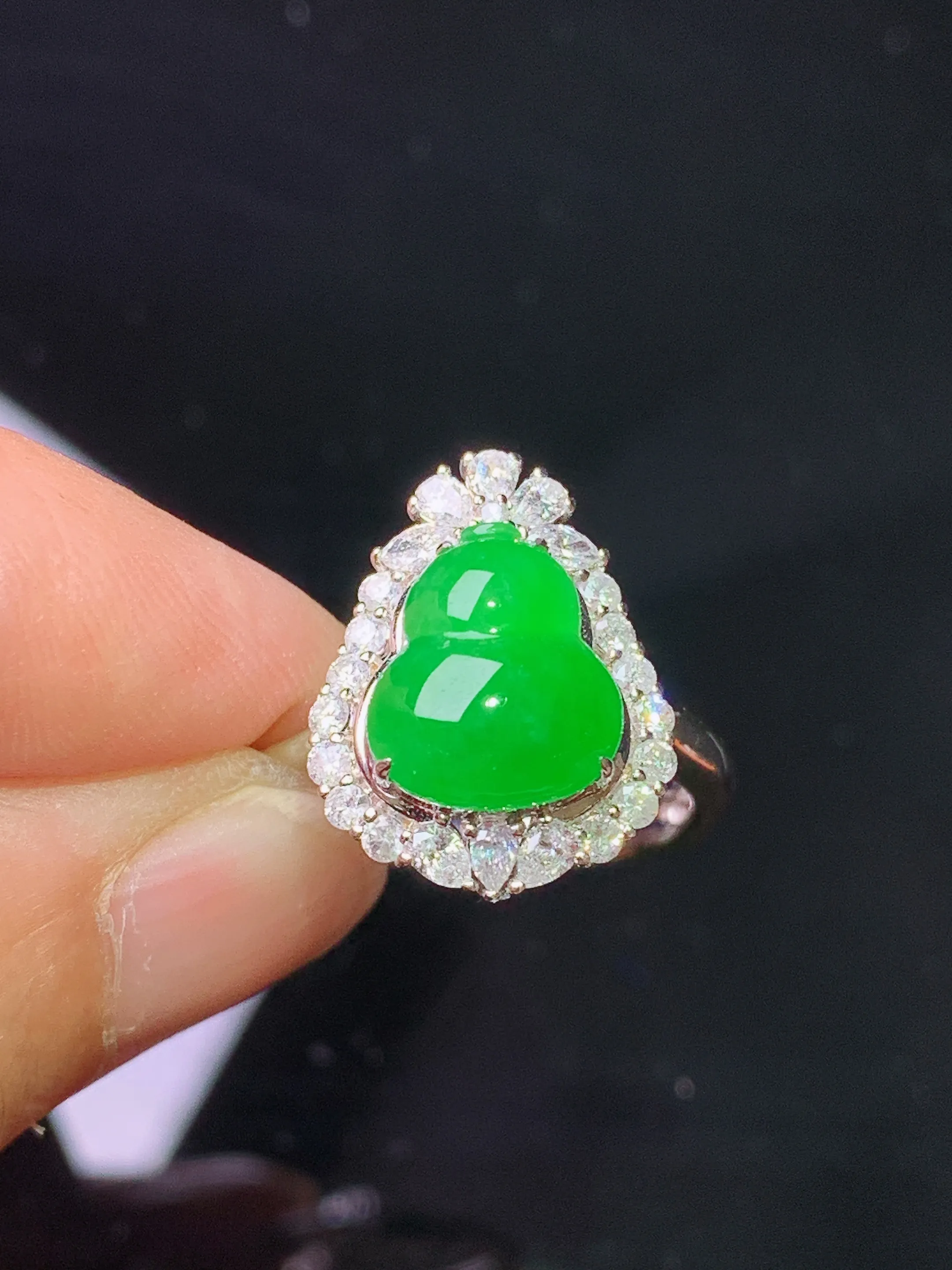 18k金钻镶嵌满绿葫芦戒指 玉质细腻 色泽清新艳丽 圈口13.5 整体尺寸17*13.3*9.2