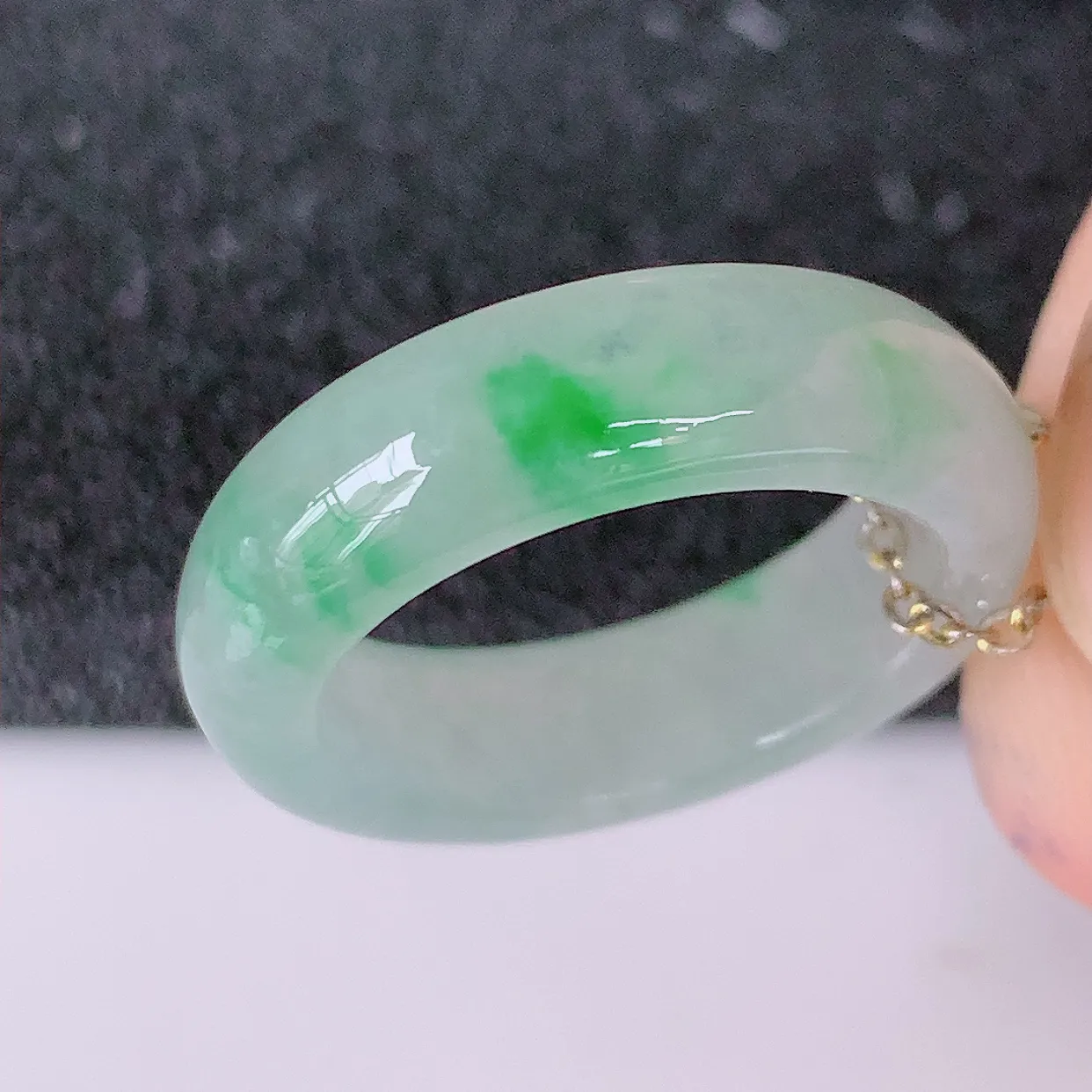 自然光实拍，16.6mm内径冰种飘绿翡翠指环，玉戒指，玉质莹润，好精美好冰润的指环， 13圈口，上手纤巧！#1.20尺寸 16.6*5.6*3.2mm