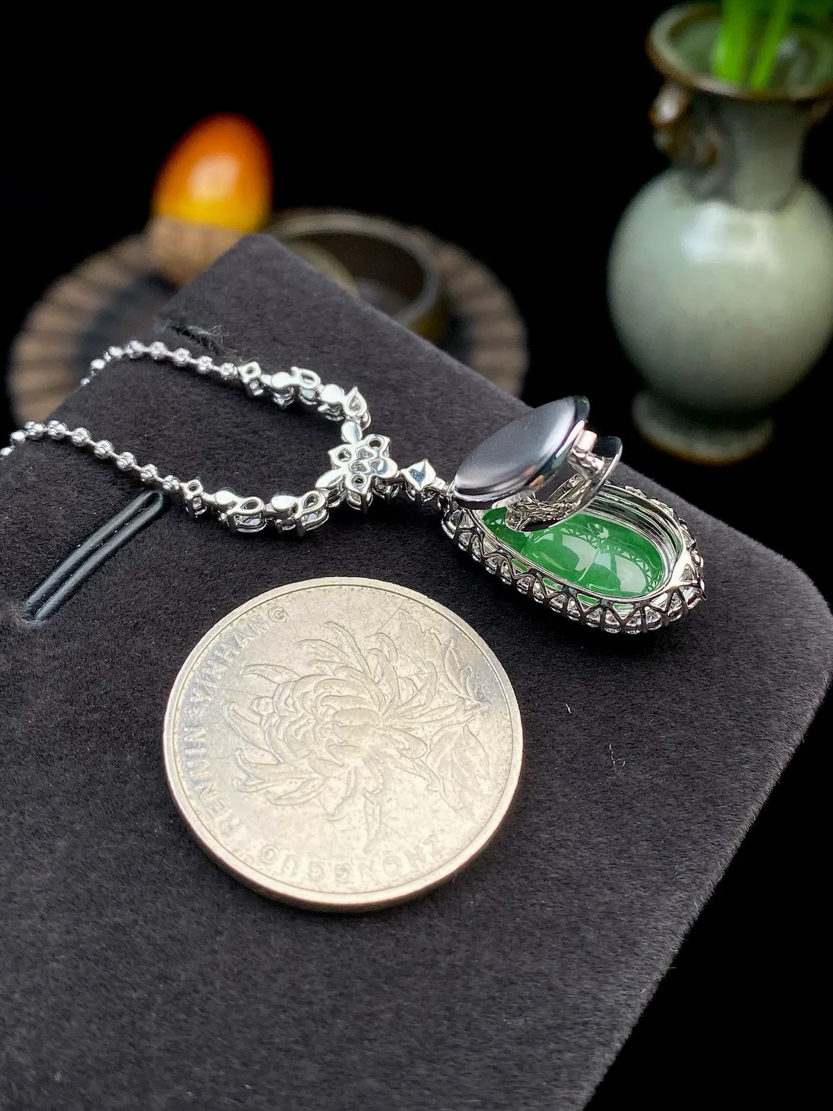 【冰种满绿福豆】质地冰润细腻，种老起光，收藏品质，18K金钻镶嵌，裸石尺寸17.2*9*3毫米