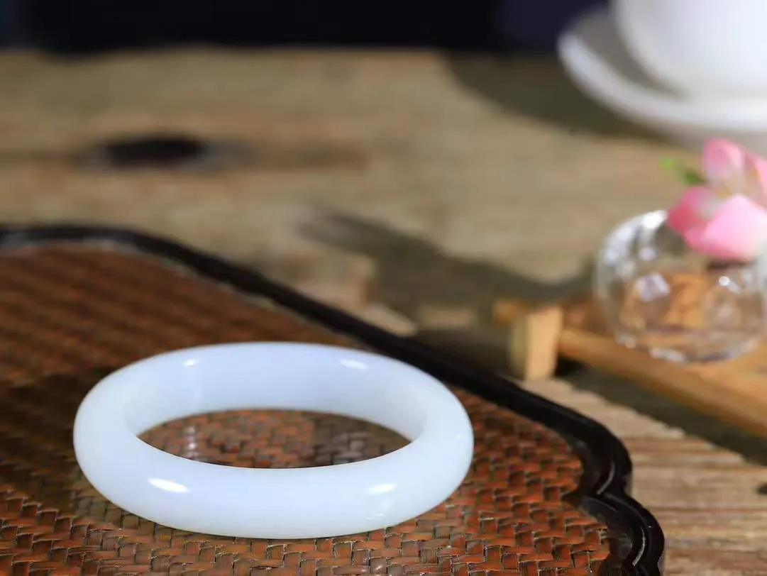 【贵妃镯.玉腕清响】    

精品和田玉白玉贵妃镯，玉质温润细腻 油性十足 相传杨贵妃十分喜