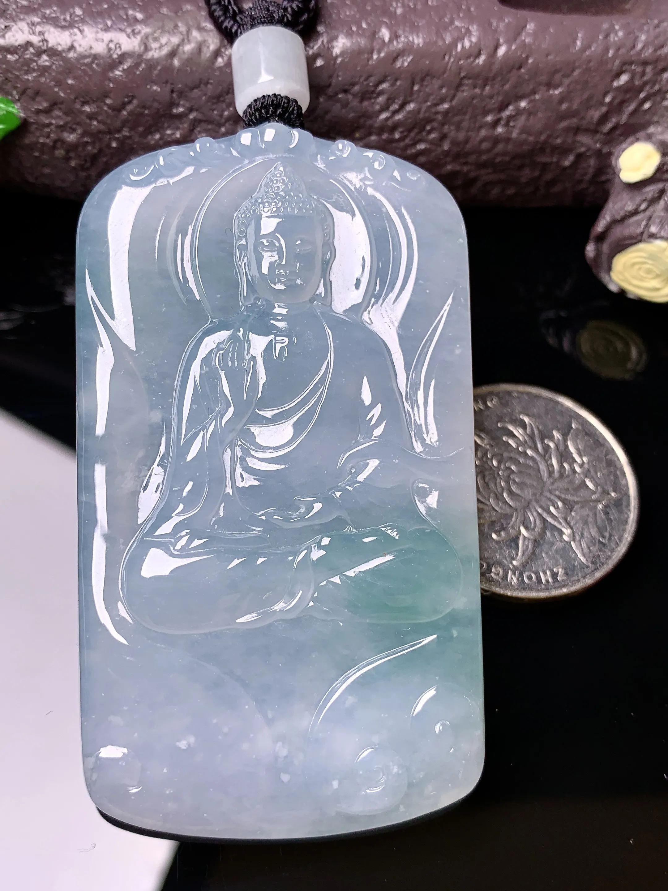 飘绿观音菩萨吊坠 玉质细腻 色泽清新艳丽 整体尺寸65.2*37.3*5.6