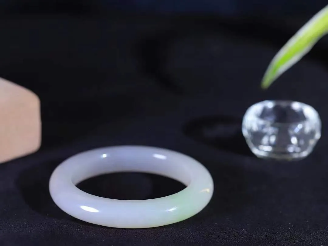 （一见倾心.手镯）

精品和田玉烟紫翠青双色手镯，玉质温润细腻 油性十足 手感舒适，高华雅逸，线条流