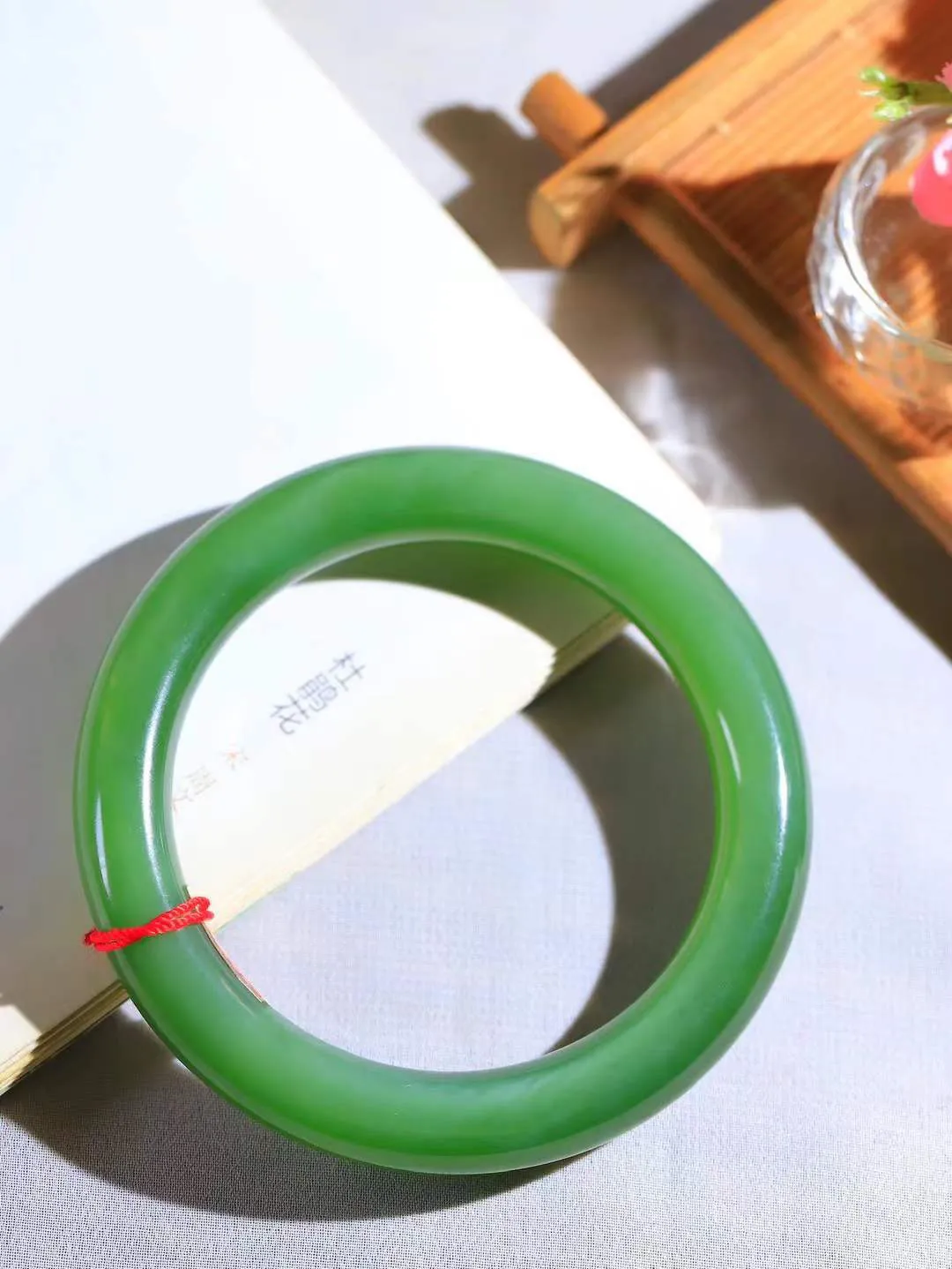 （温柔雅致.手镯）

收藏传家级臻品️和田玉碧玉猫眼圆条手镯。镯型饱满，温润细腻，脂润沁香。️执一卷书，沏一盏茶，着一袭裙，戴一只镯。淡淡浅笺，素心若兰，静赏玉中诗画。悠悠岁月，芊手轻摘，盛满诗样芳华。重69克   尺寸60-11.5-11.3mm    FDA-321201600