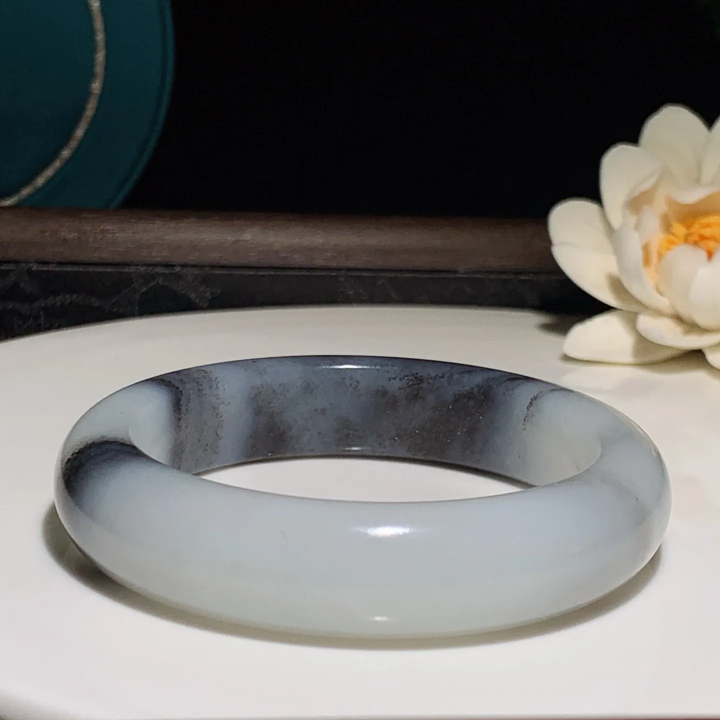 57圈口 新疆和田玉籽料青花手镯。青花意境山水手镯。57圈口条宽15厚10重71.8克 玉质细腻油润。手推出油。佩戴高端典雅。lt251226