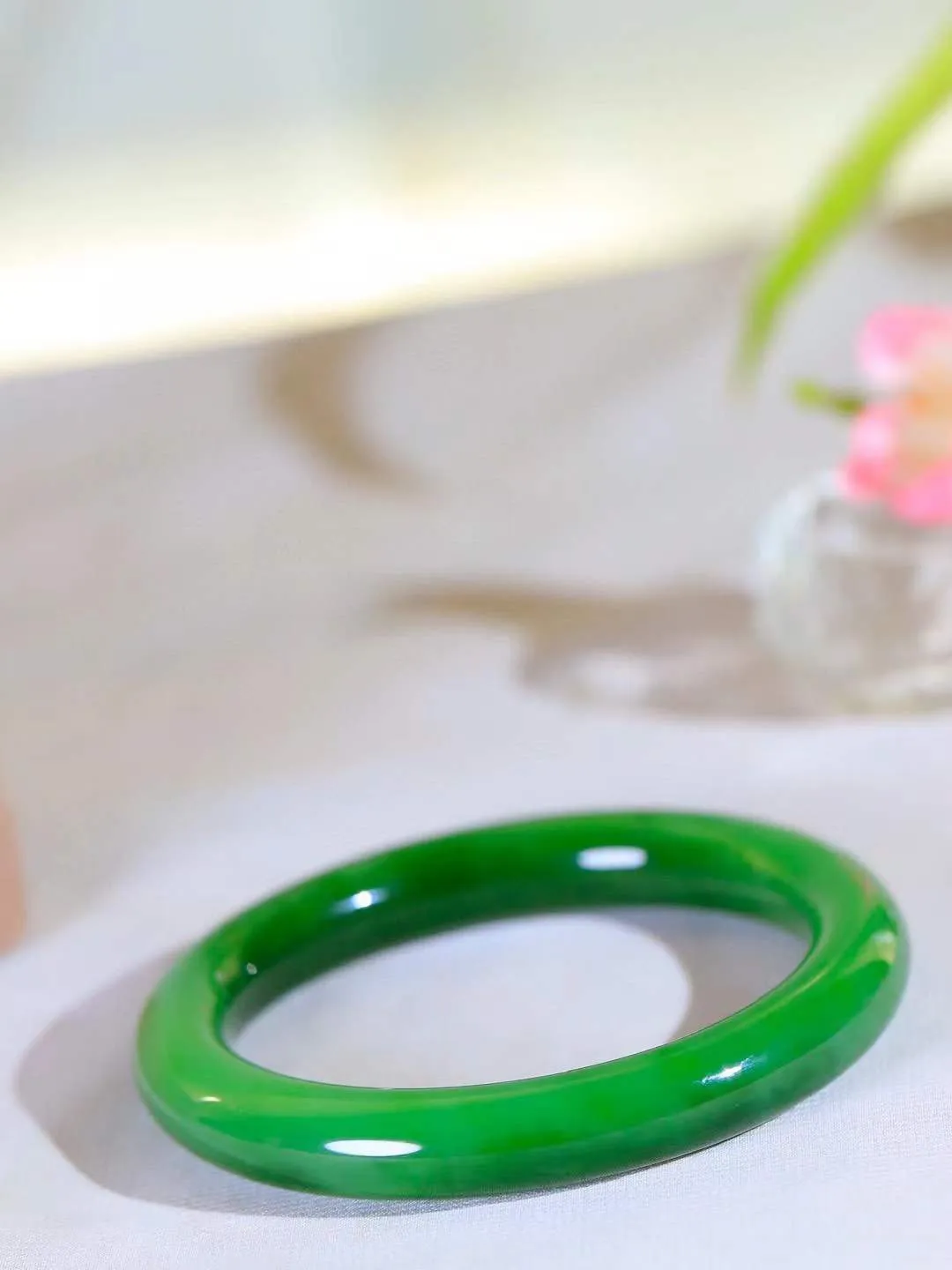 【温润如心.镯】

精品和田玉碧玉猫眼圆条手镯，精选上等碧玉料，色泽清透，质地细腻。佩戴它，感受千年玉文化的温润与优雅，愿它为您带来平安与幸福。重59.57克  尺寸60-10.7-10.4mm  101202611A