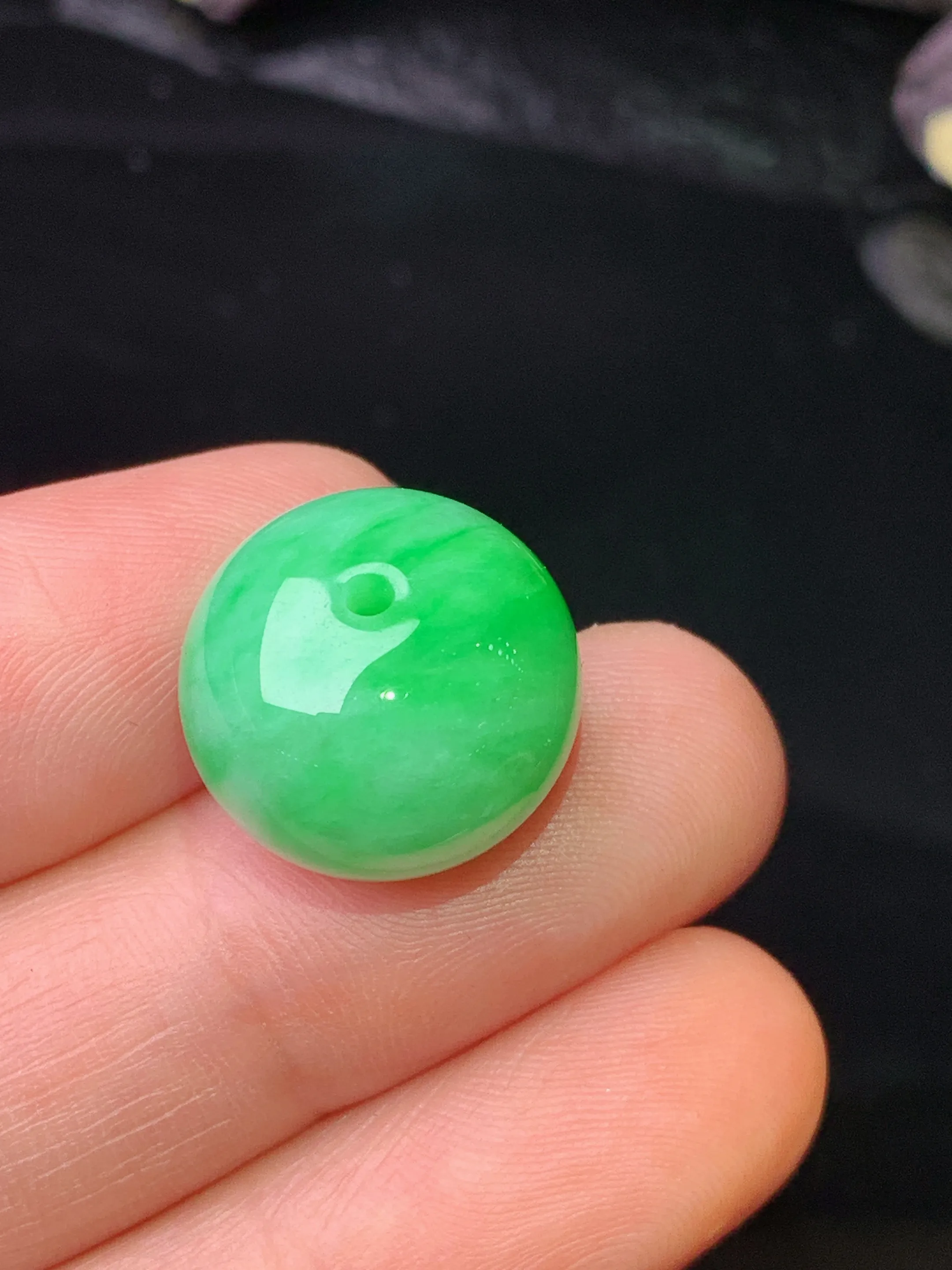 翠绿路路通吊坠 玉质细腻 色泽清新艳丽 整体尺寸15.5*12.3