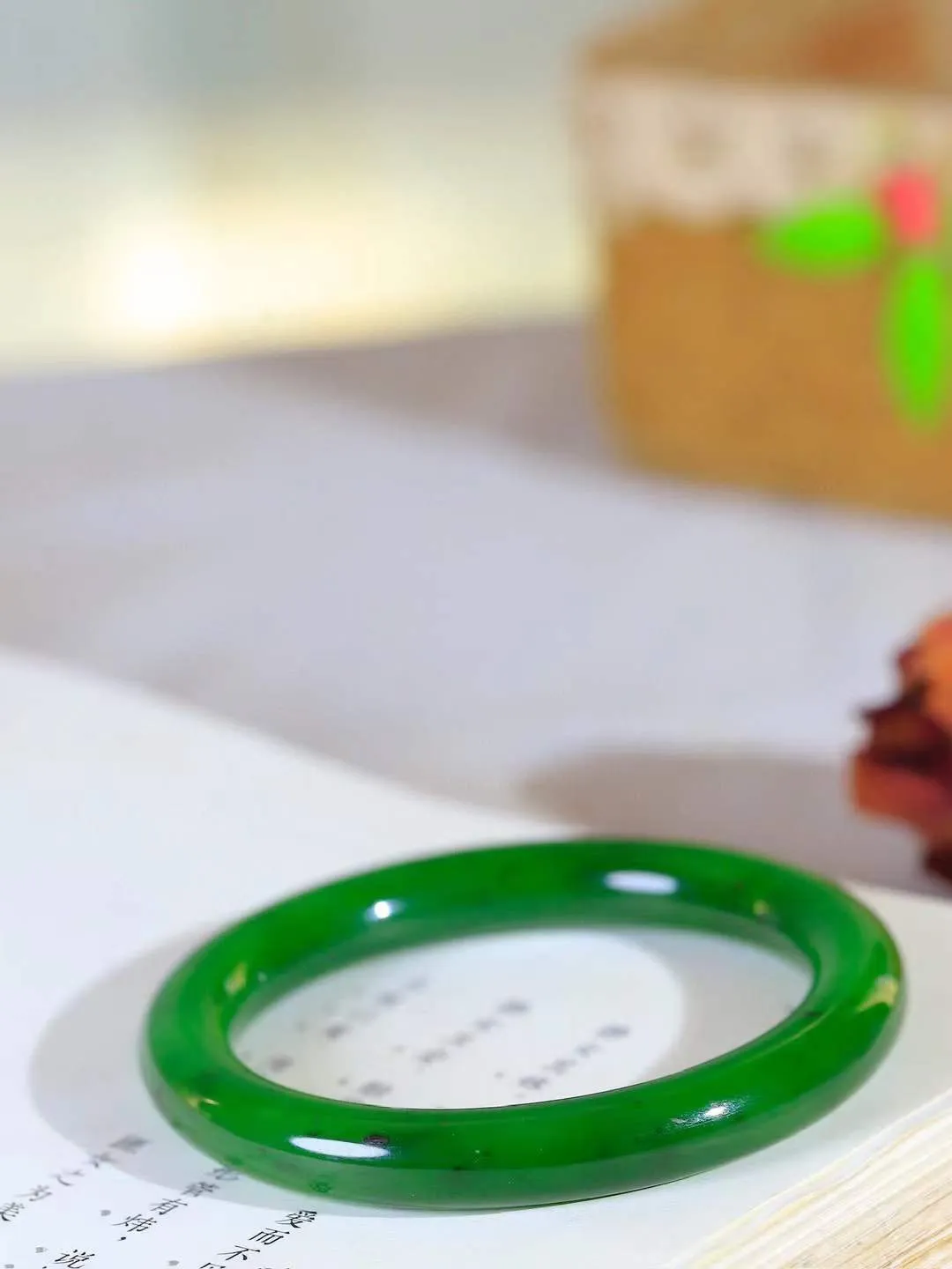 【腕间柔情.手镯】   

精品️和田玉碧玉圆条手镯 玉质温润细腻 油性十足 古朴秀雅 轻抚岁月的栏杆软香温玉，腕间玉镯轻轻晃动，令人情动心间，撷一缕月末的芬芳，把心思铺陈，时光静美，惟有你最温柔。重39.95克   尺寸53.8-8.8-9.4mm  461202655A