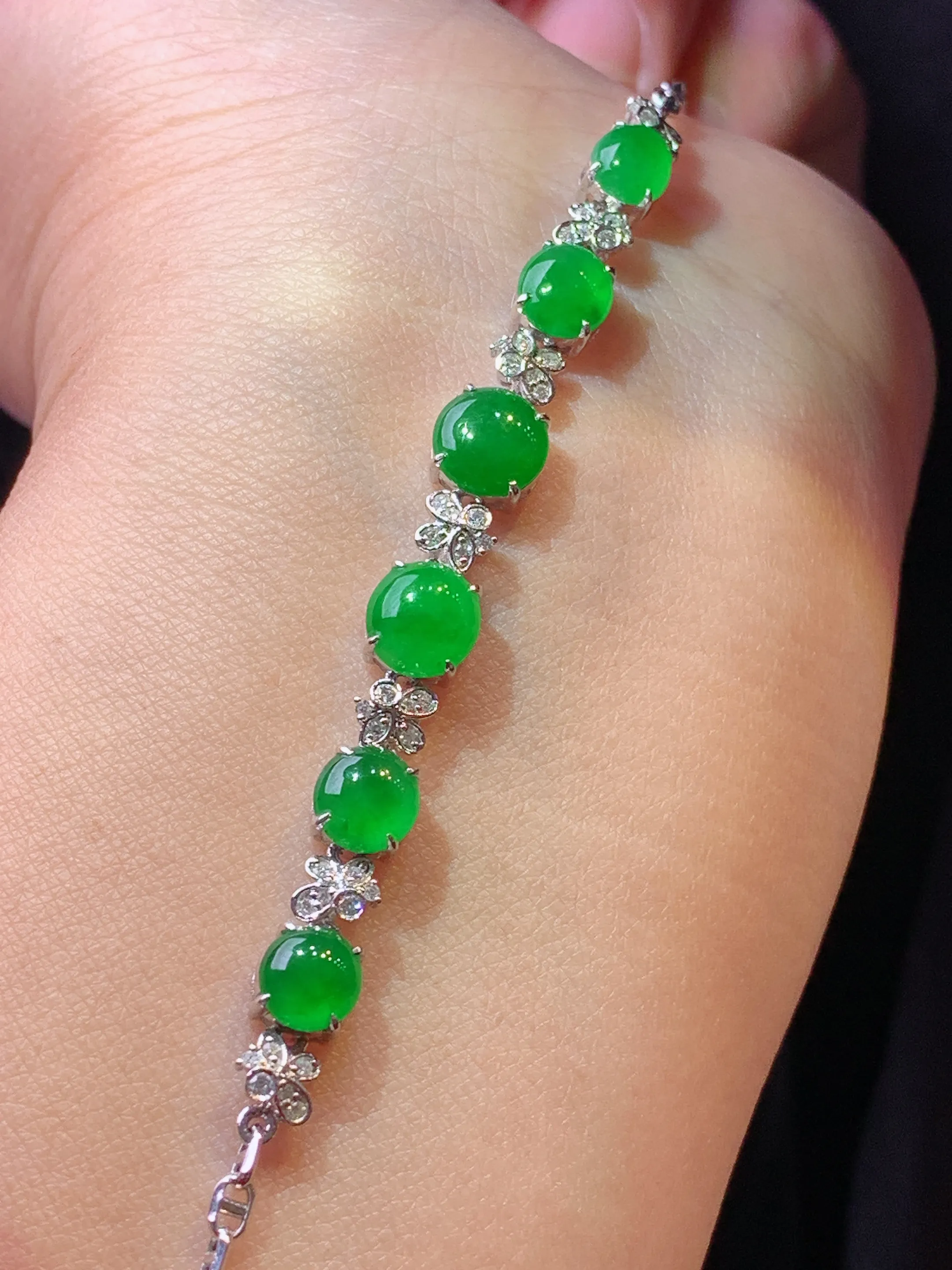 18k金钻镶嵌满绿蛋面手链 玉质细腻 色泽清新艳丽 整体尺寸70.8*6.7*4.2