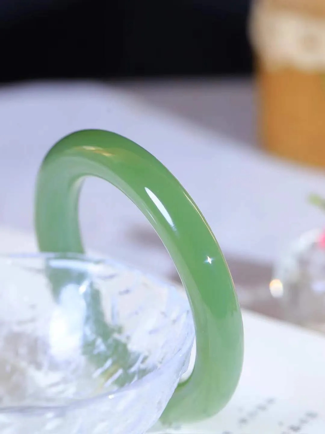 【碧色荡漾·手镯】

收藏传家级臻品和田玉碧玉圆条手镯，玉质细腻温润，手感舒适，️线条流畅，简约大气，美自天成，佩戴于腕间，婉约之美，举手投足间透出那份低调奢华，醉人心扉。重68.8克  内径圈口54mm  尺寸11.9-11.8mm  FDA-661201603