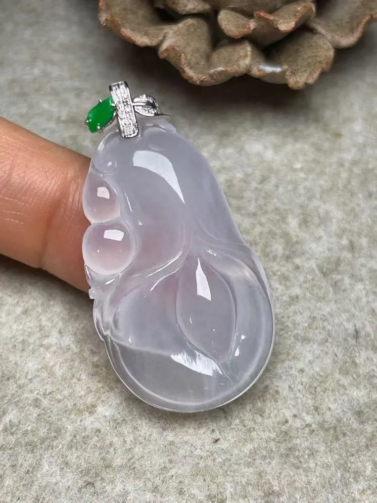 冰种心心如意吊坠、真金真钻镶嵌，种水好，玉质细腻 .裸石尺寸 36.5*20.8*5.3
