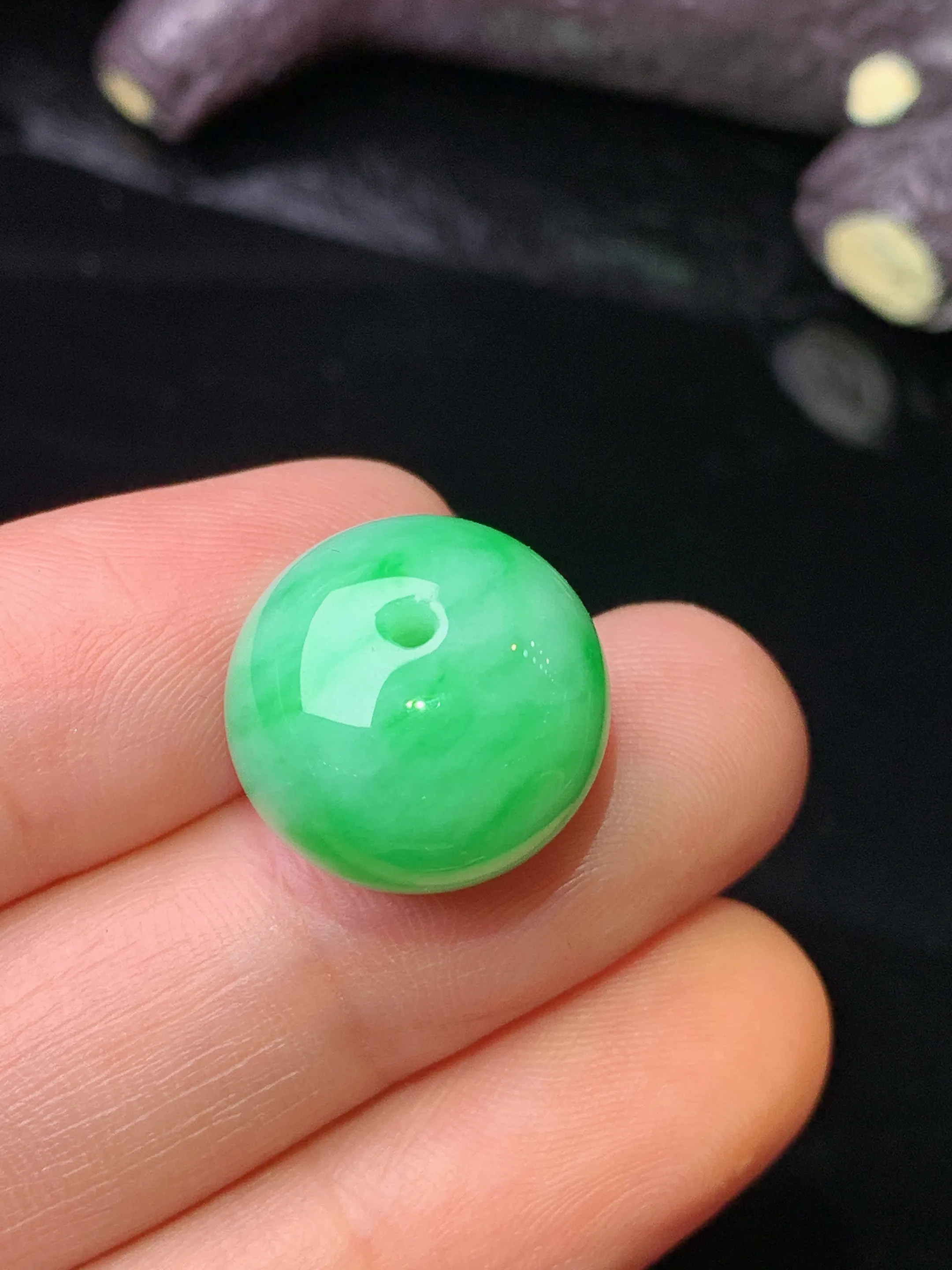 翠绿路路通吊坠 玉质细腻 色泽清新艳丽 整体尺寸15.5*12.3