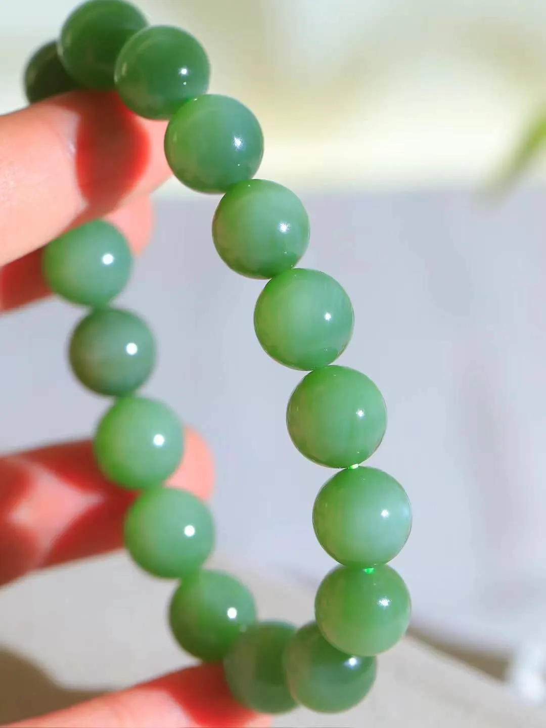 【珠圆玉润.手串】

精品和田玉碧玉猫眼珠圆玉润手串 玉质温润细腻  整串打磨圆润，佩戴舒适。珠珠落玉盘，间关莺语花底滑，一生美好时光，无论身在何处，都有它相伴相守。事事顺遂，幸福美满，吉祥如意。重45克 尺寸取一12mm FDL-161202613