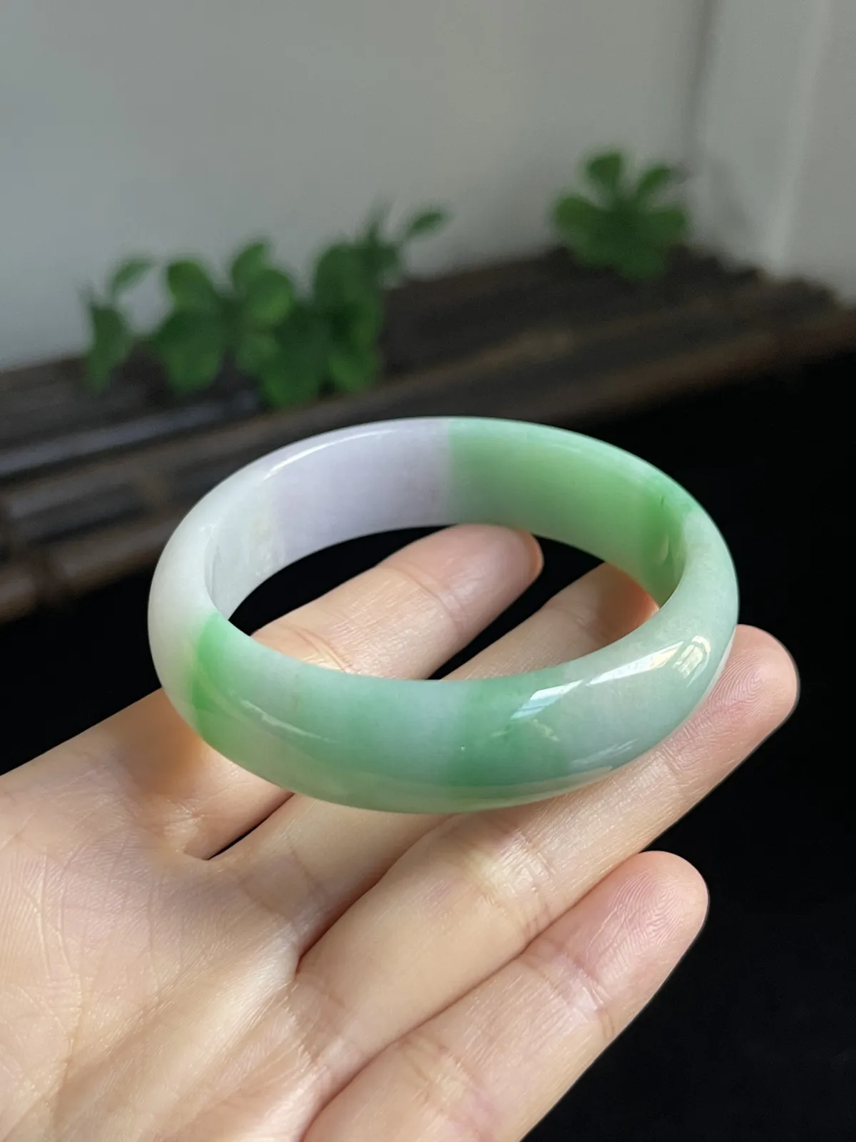 贵妃镯53.8圈口，翡翠糯化种飘绿手镯