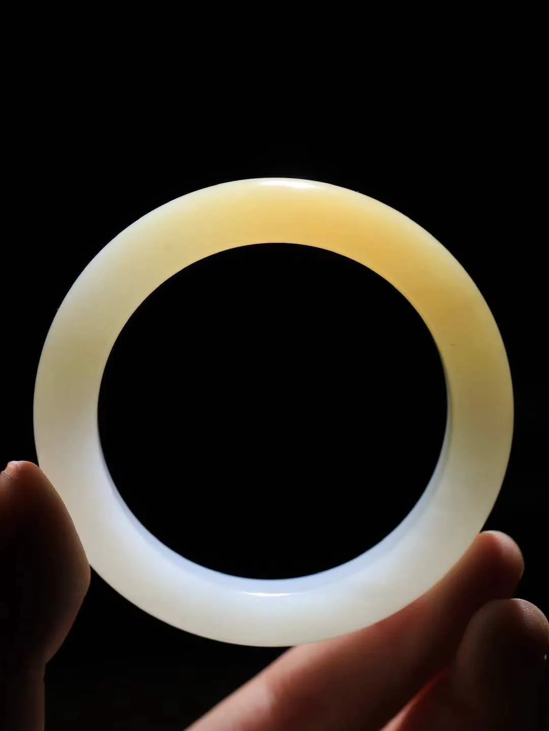 【一见钟情·手镯】

精品和田玉糖白玉手镯。镯型饱满，温润细腻，脂润沁香。️执一卷书，沏一盏茶，着一袭裙，戴一只镯。淡淡浅笺，素心若兰，静赏玉中诗画。悠悠岁月，芊手轻摘，盛满诗样芳华。
重60.98克   内径圈口54.5mm 尺寸12.3-9.6mm  FDT-721261641