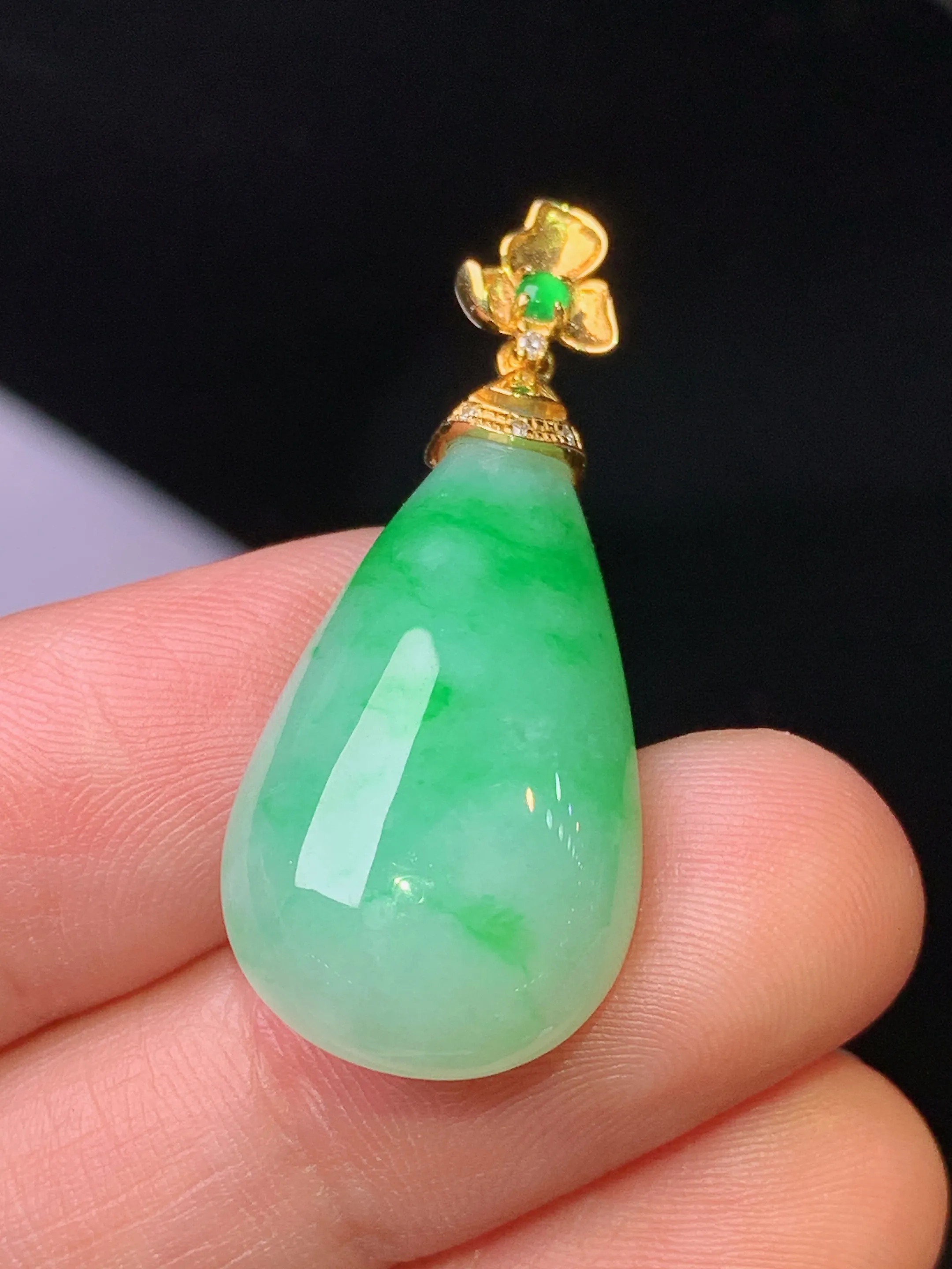 18k金镶嵌翠绿水滴吊坠 玉质细腻 色泽清新艳丽 整体尺寸35*14.5*6.2