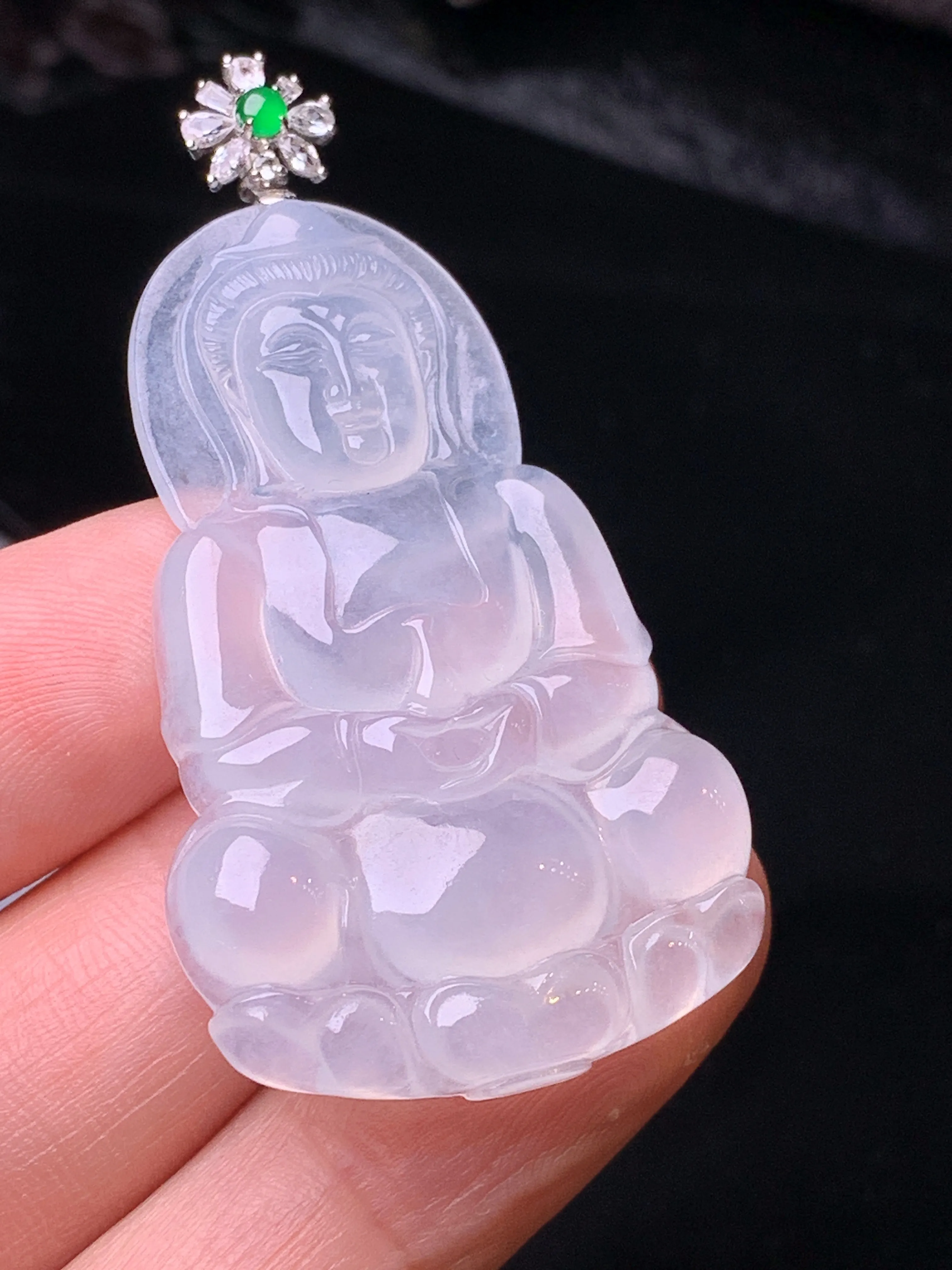 18k金钻冰种观音飘绿四季豆吊坠 玉质细腻 色泽清新艳丽 整体尺寸50.5*26.5*4.7