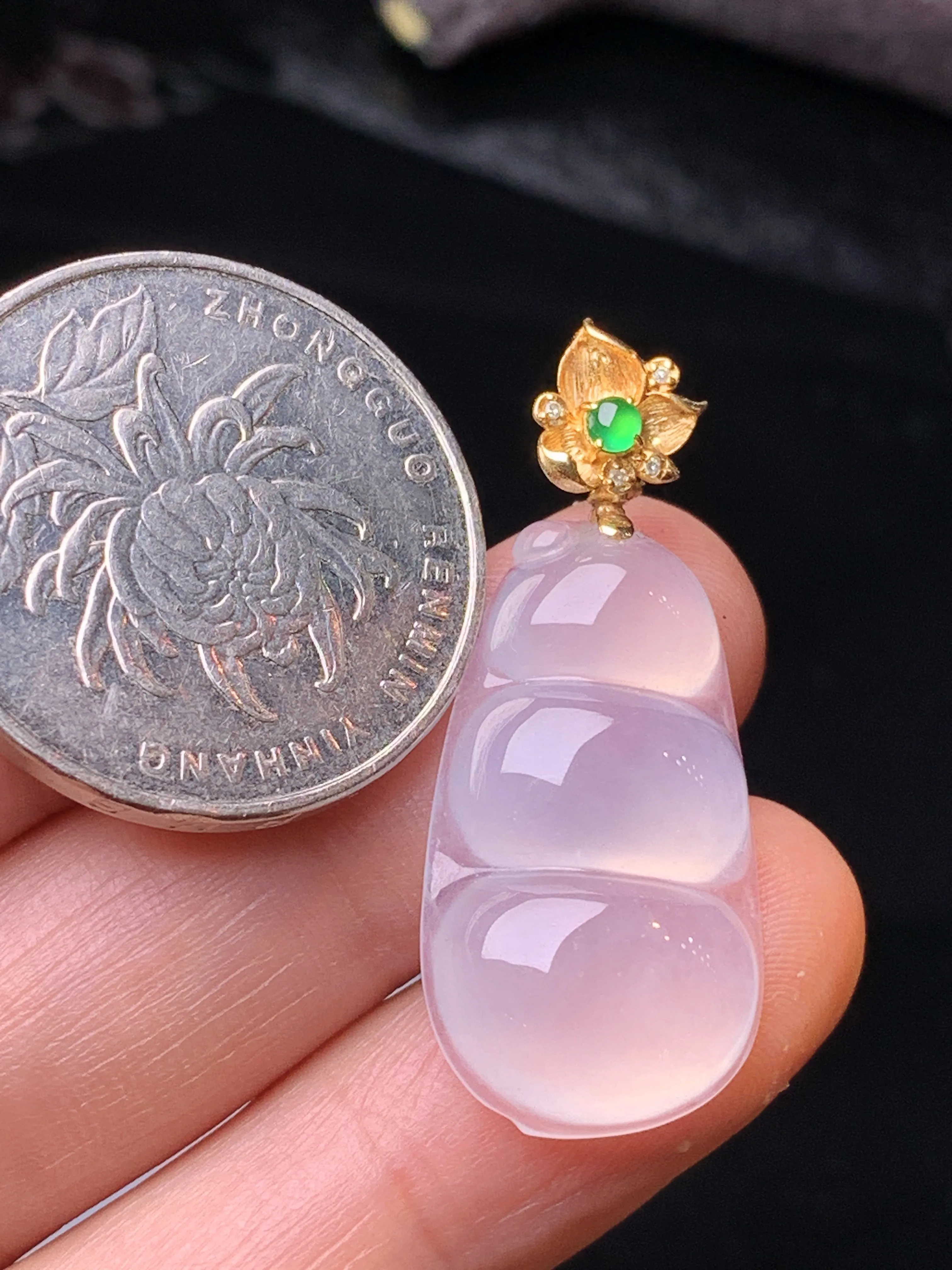 18k金钻镶嵌款飘绿四季豆吊坠 玉质细腻 色泽清新艳丽 整体尺寸34.2*14.2*5.8