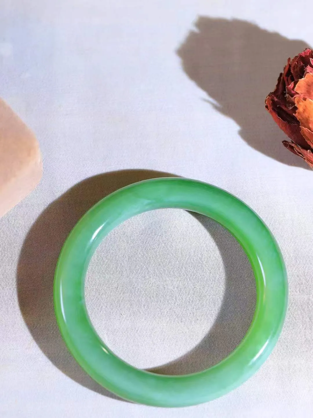 【悠悠芳华.镯】

收藏级臻品️和田玉碧玉猫眼圆条手镯 玉质温润 青葱岁月，尽收腕中，婉转流畅，凝岁月悠长。盈一眸恬淡，挽一抹绿意。重53.7克 内径54mm尺寸10.8-10.5mm   861201655A