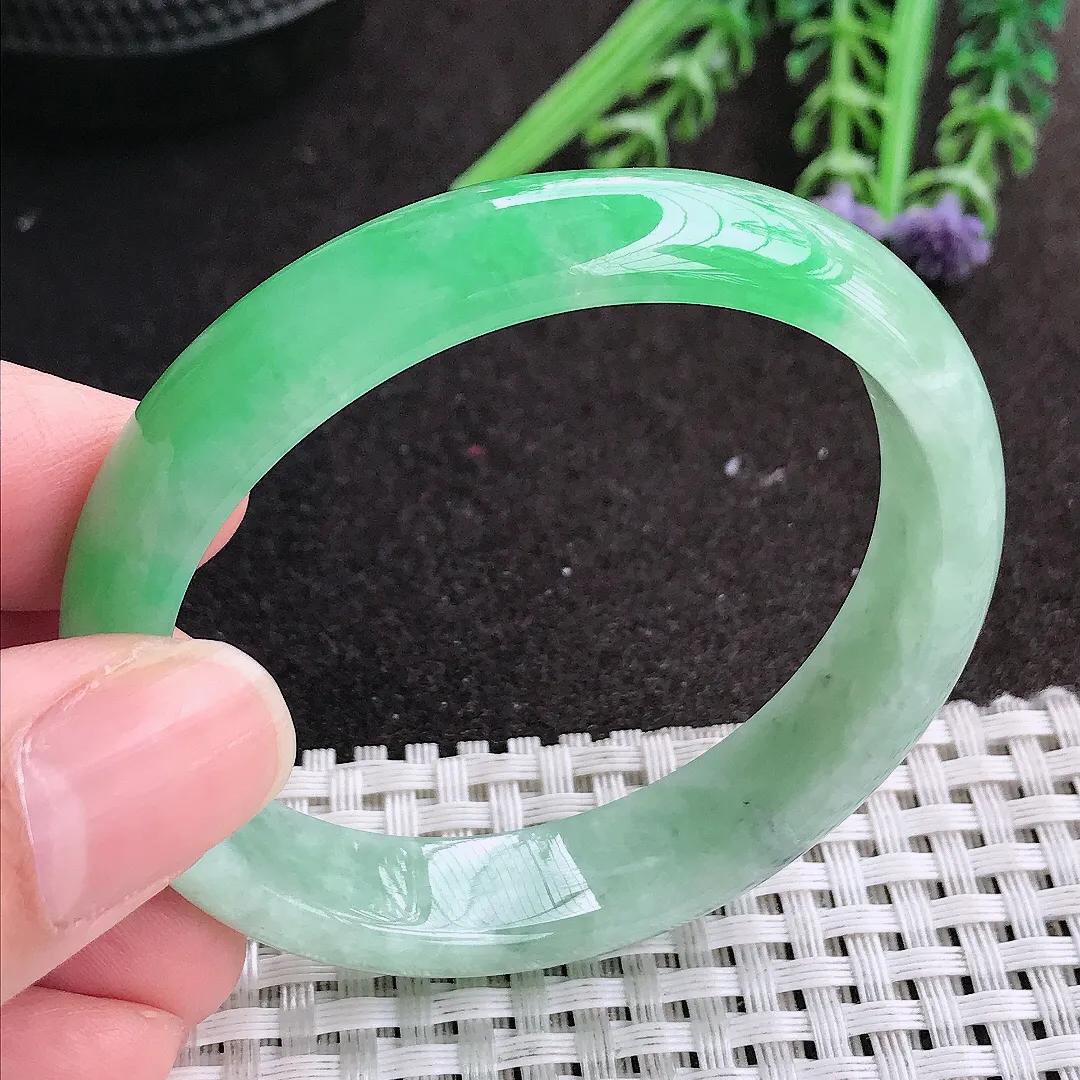 实拍A货翡翠51/46.5/12/6.5老坑精美飘阳绿贵妃手镯翡翠玉镯手环