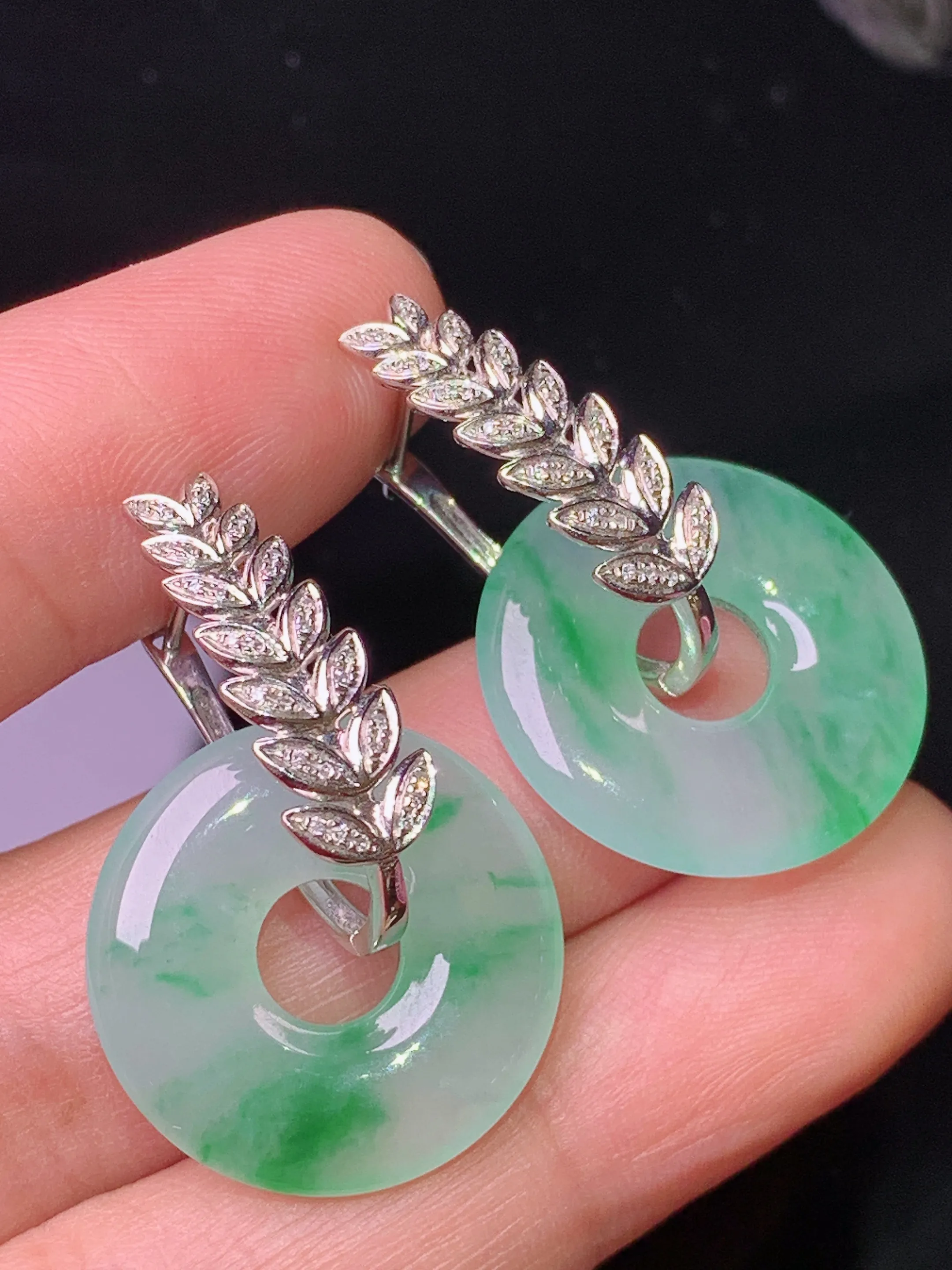 18k金钻镶嵌飘绿平安环耳坠 玉质细腻 色泽清新艳丽 整体尺寸29.8*20*3.5