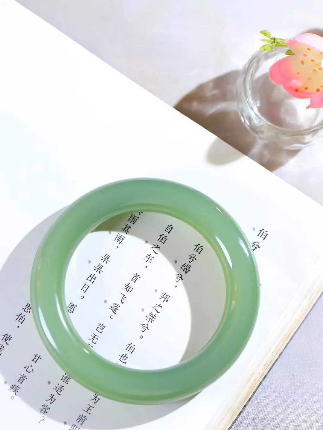 【碧色荡漾·手镯】

收藏传家级臻品和田玉碧玉圆条手镯，玉质细腻温润，手感舒适，️线条流畅，简约大气，美自天成，佩戴于腕间，婉约之美，举手投足间透出那份低调奢华，醉人心扉。重68.8克  内径圈口54mm  尺寸11.9-11.8mm  FDA-661201603