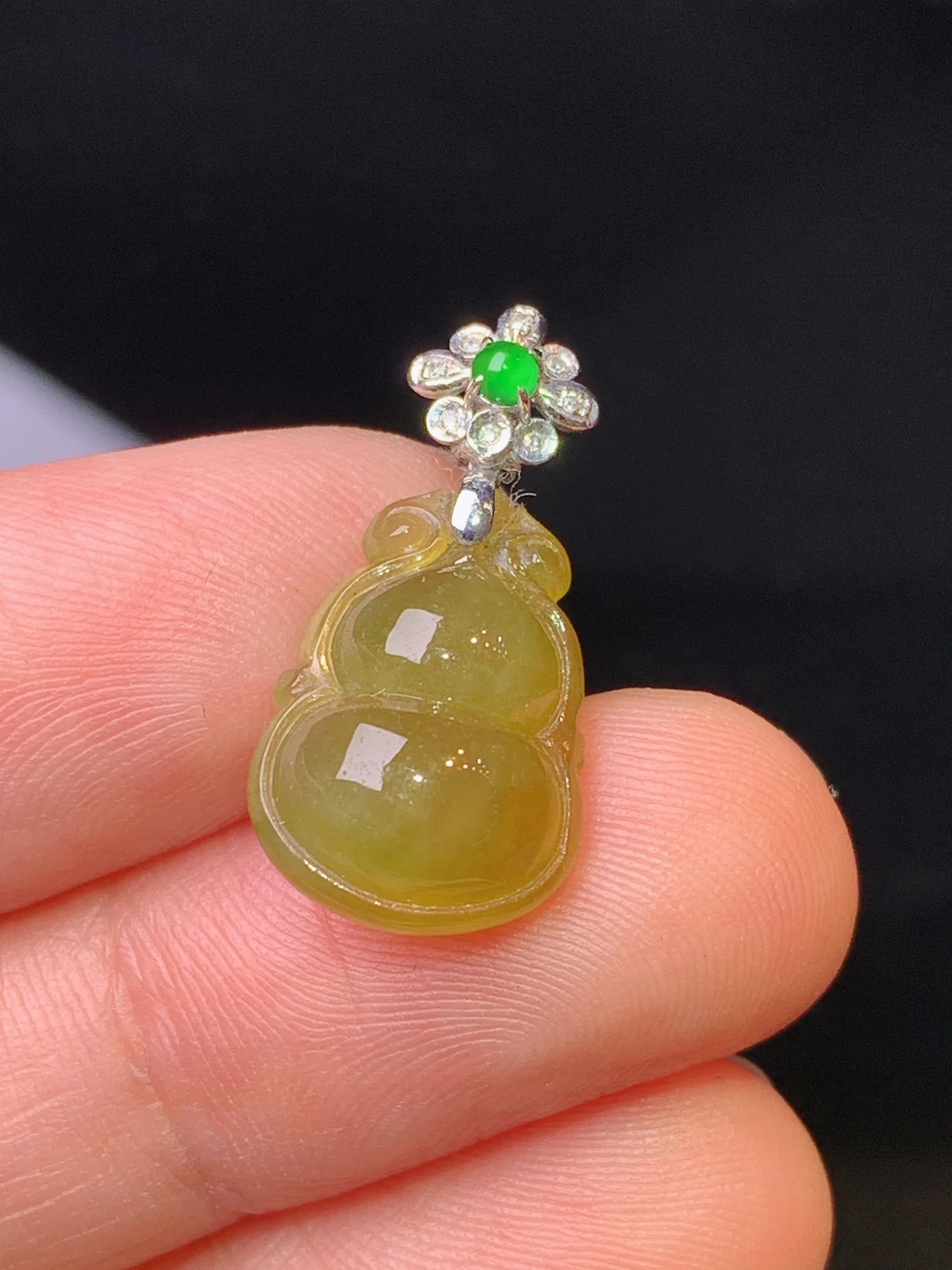 18k金钻镶嵌黄翡葫芦吊坠 玉质细腻 色泽清新艳丽 整体尺寸22*10.8*5.8