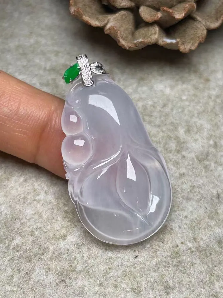 冰种心心如意吊坠、真金真钻镶嵌，种水好，玉质细腻 .裸石尺寸 36.5*20.8*5.3