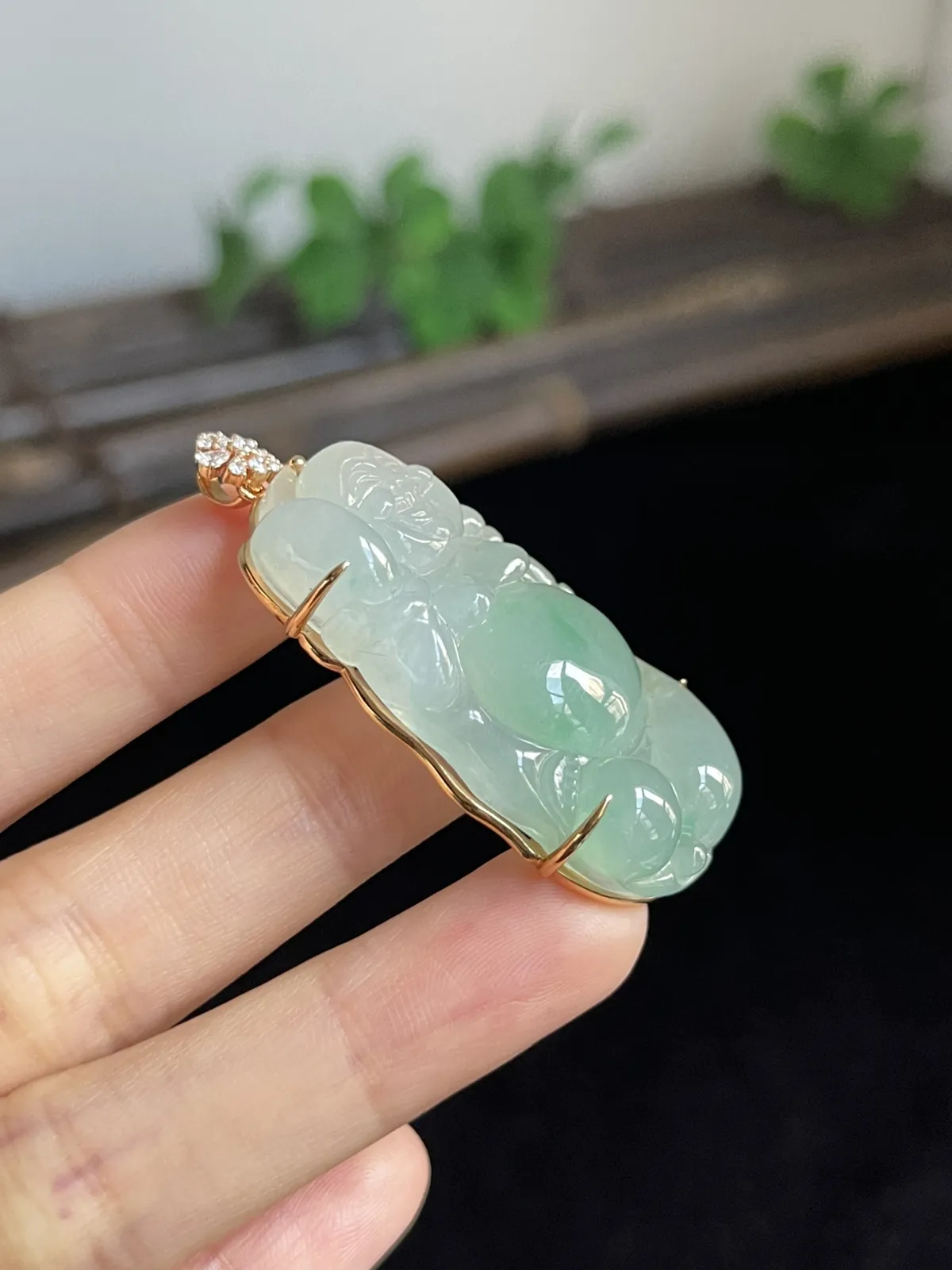 翡翠冰糯种绿色吊坠，印记：Au750,伴钻石