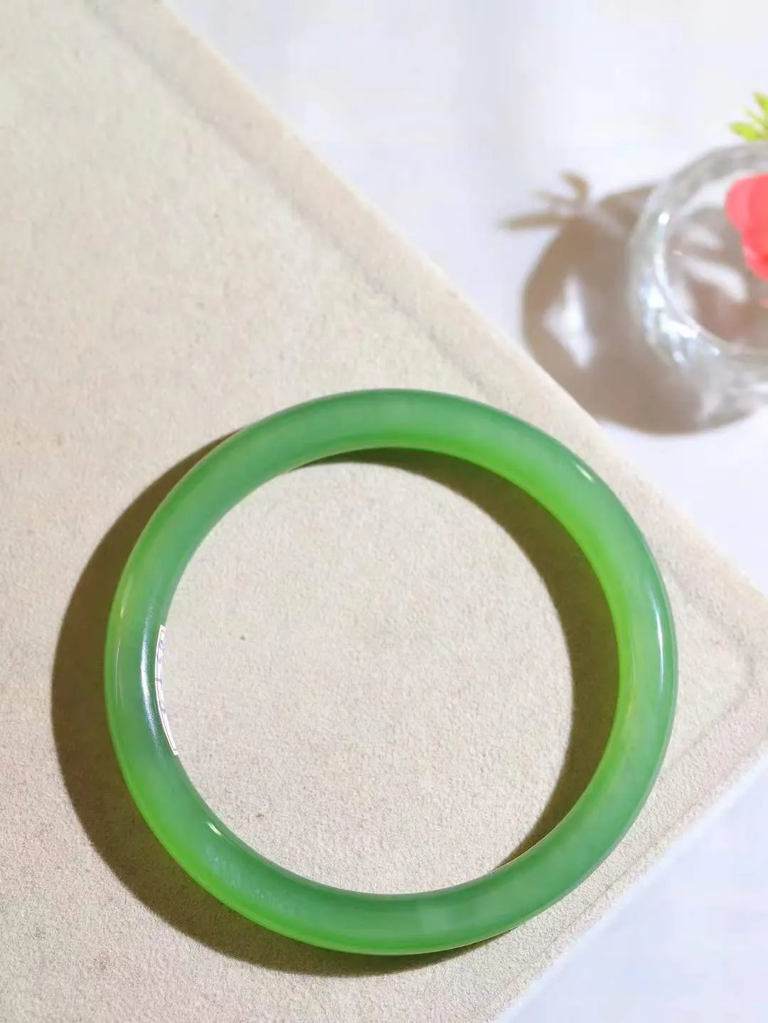 【碧波流转·手镯】

精品️和田玉碧玉猫眼手镯，玉质细腻温润，手感舒适，️线条流畅，简约大气，美自天成，佩戴于腕间，婉约之美，举手投足间透出那份低调奢华，醉人心扉。
重34.5克 内径圈口63mm尺寸7.8-8.1mm  FDA-131201608