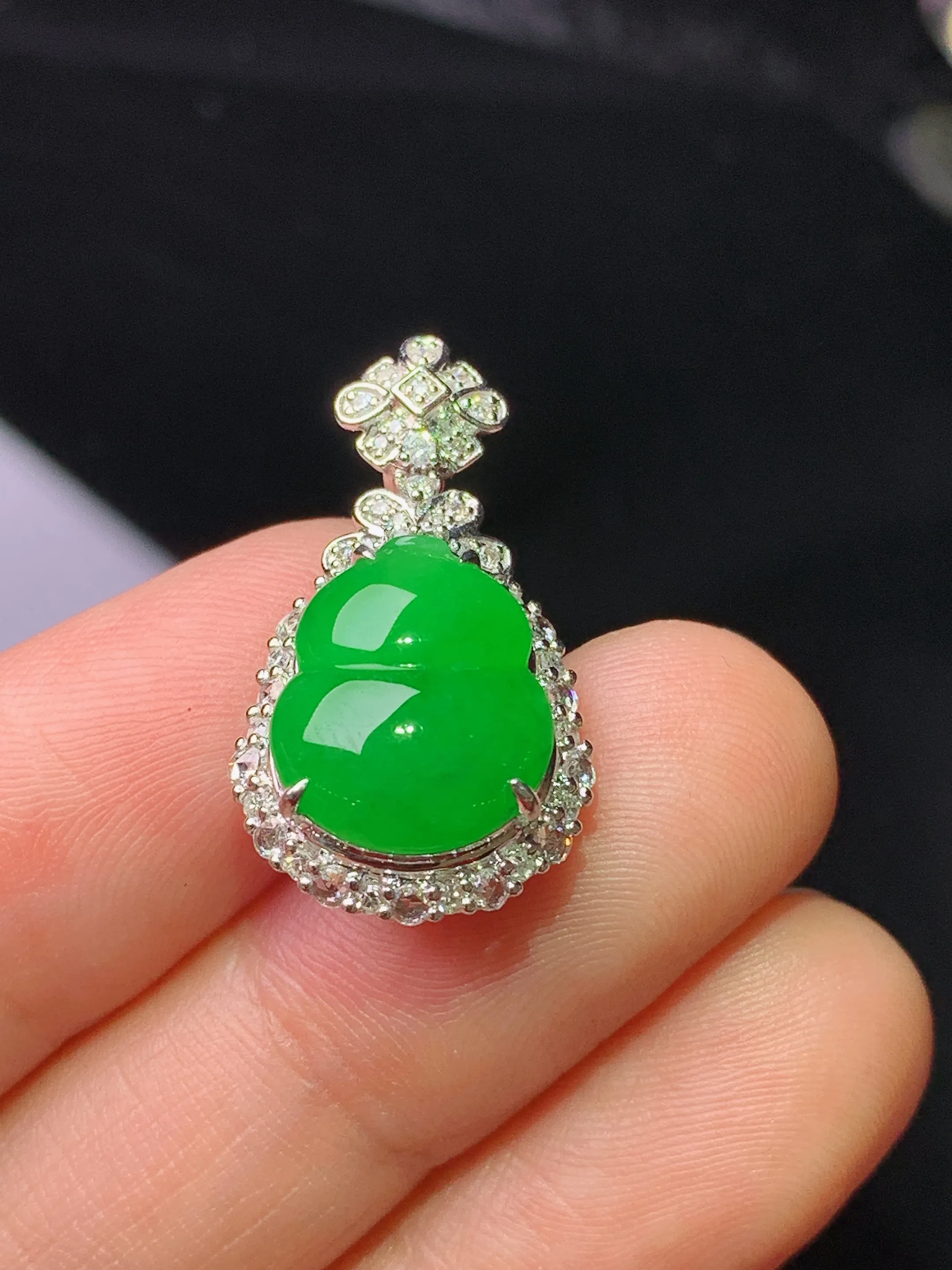 18k金钻镶嵌满绿葫芦吊坠 玉质细腻 色泽清新艳丽 整体尺寸24.2*13.6*9.2
