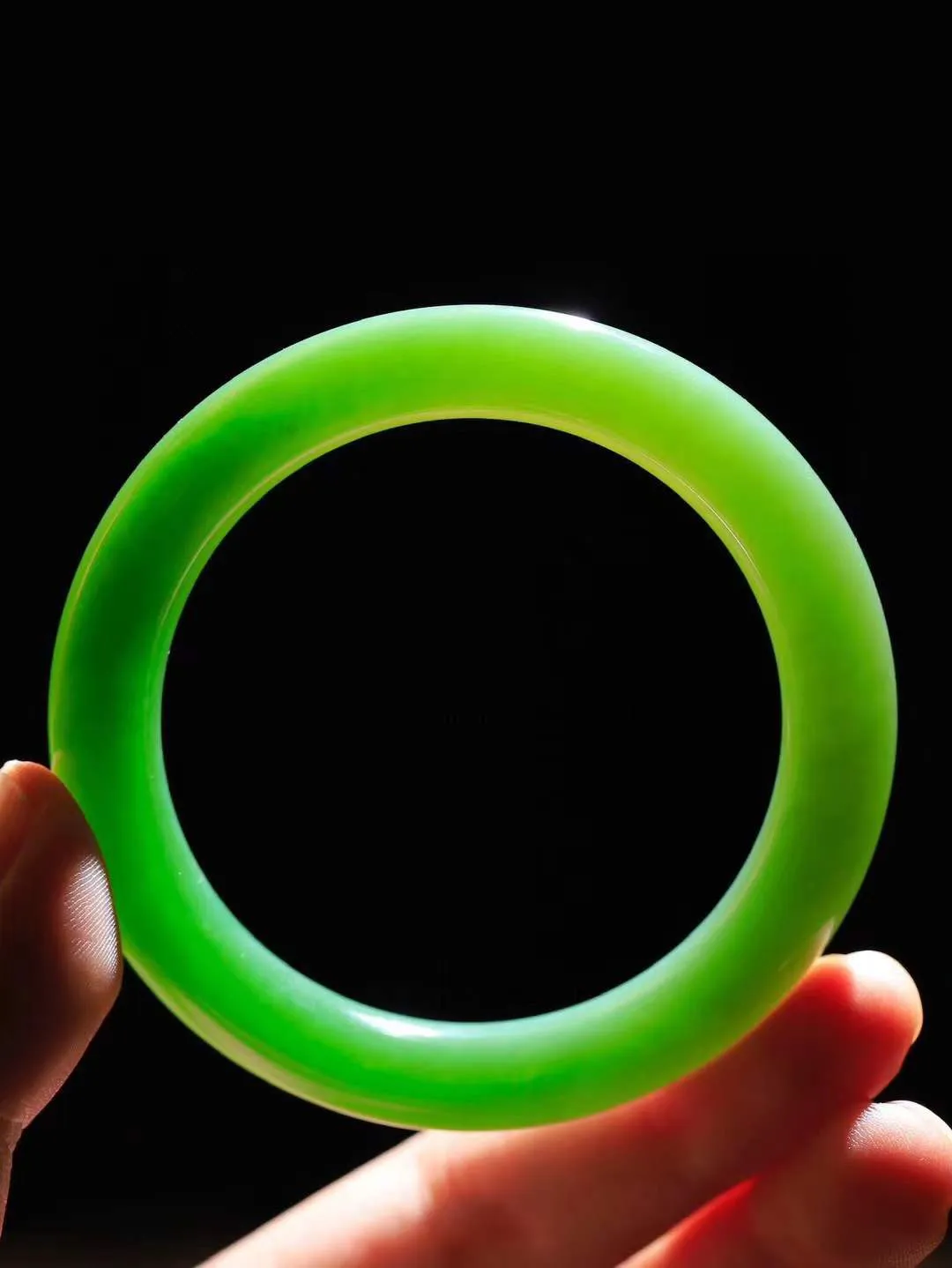 【碧波流转·手镯】

收藏级和田玉碧玉圆条手镯，玉质细腻温润，手感舒适，️线条流畅，简约大气，美自天成，佩戴于腕间，婉约之美，举手投足间透出那份低调奢华，醉人心扉。
重56.7克 内径圈口54.3mm尺寸9.4-9.6mm  FDA-131202608